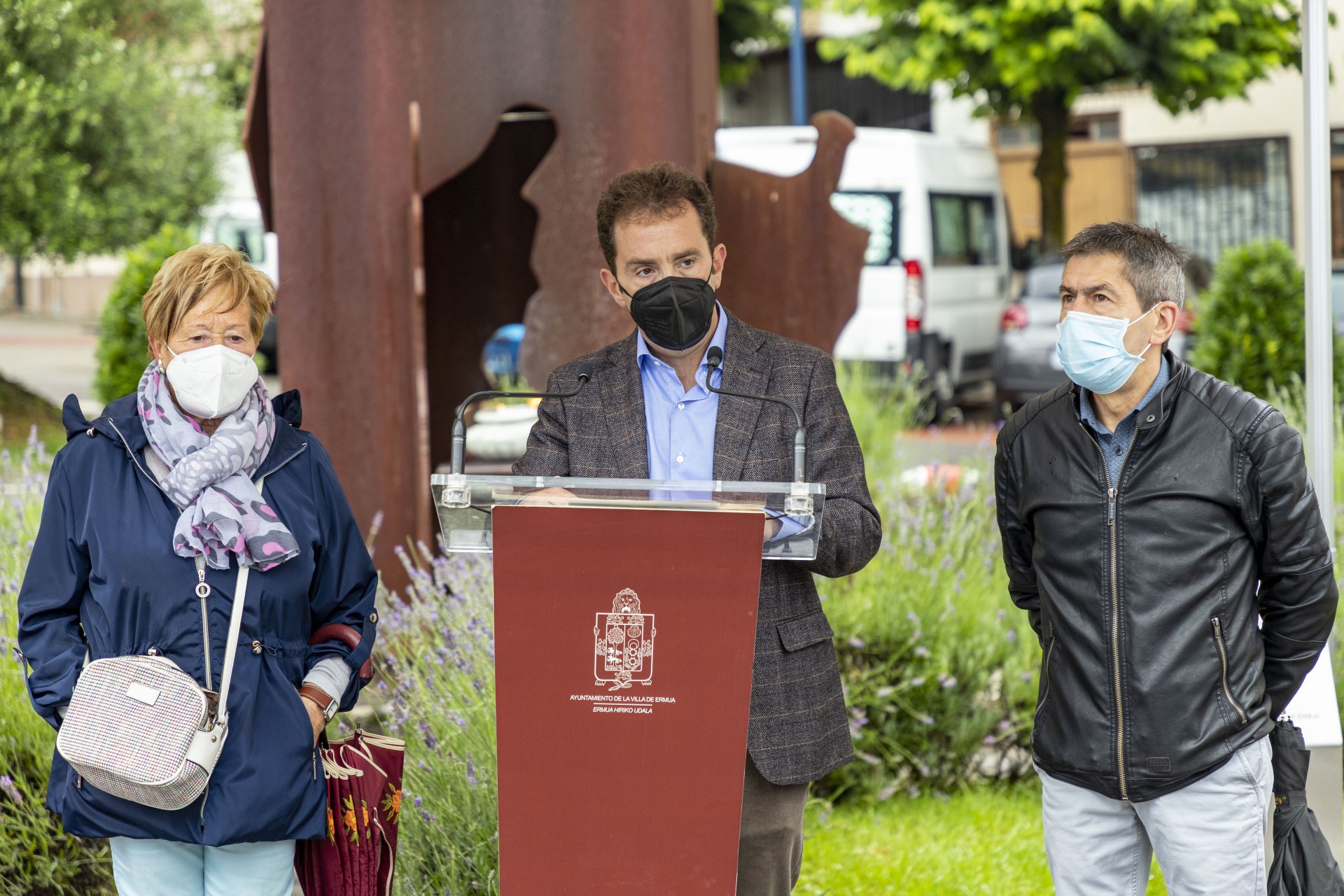 El alcalde Abascal junto a los hemanos Mazo
