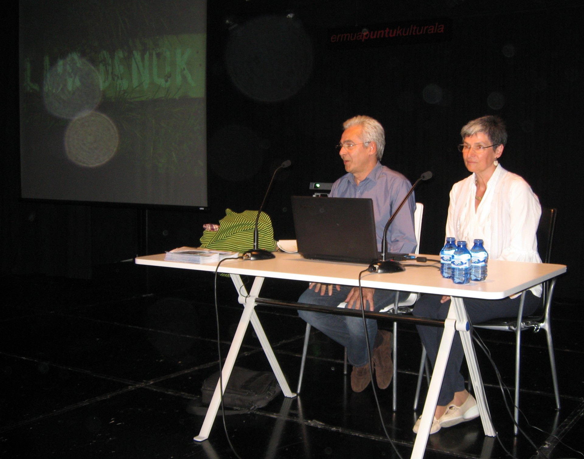 El alcalde Carlos Totorika y la directora de Ingurugela Angelica San Martín