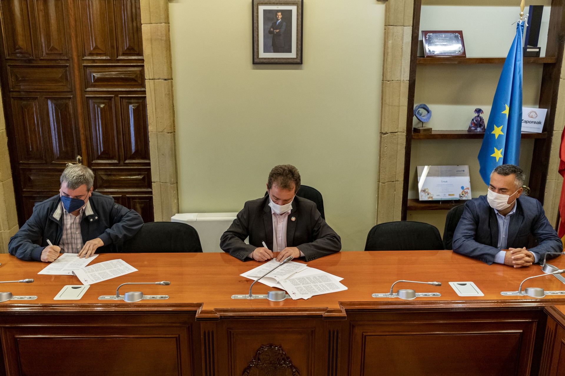 El alcalde en el centro, el concejal de educación a la derecha y el investigador a la izquierda