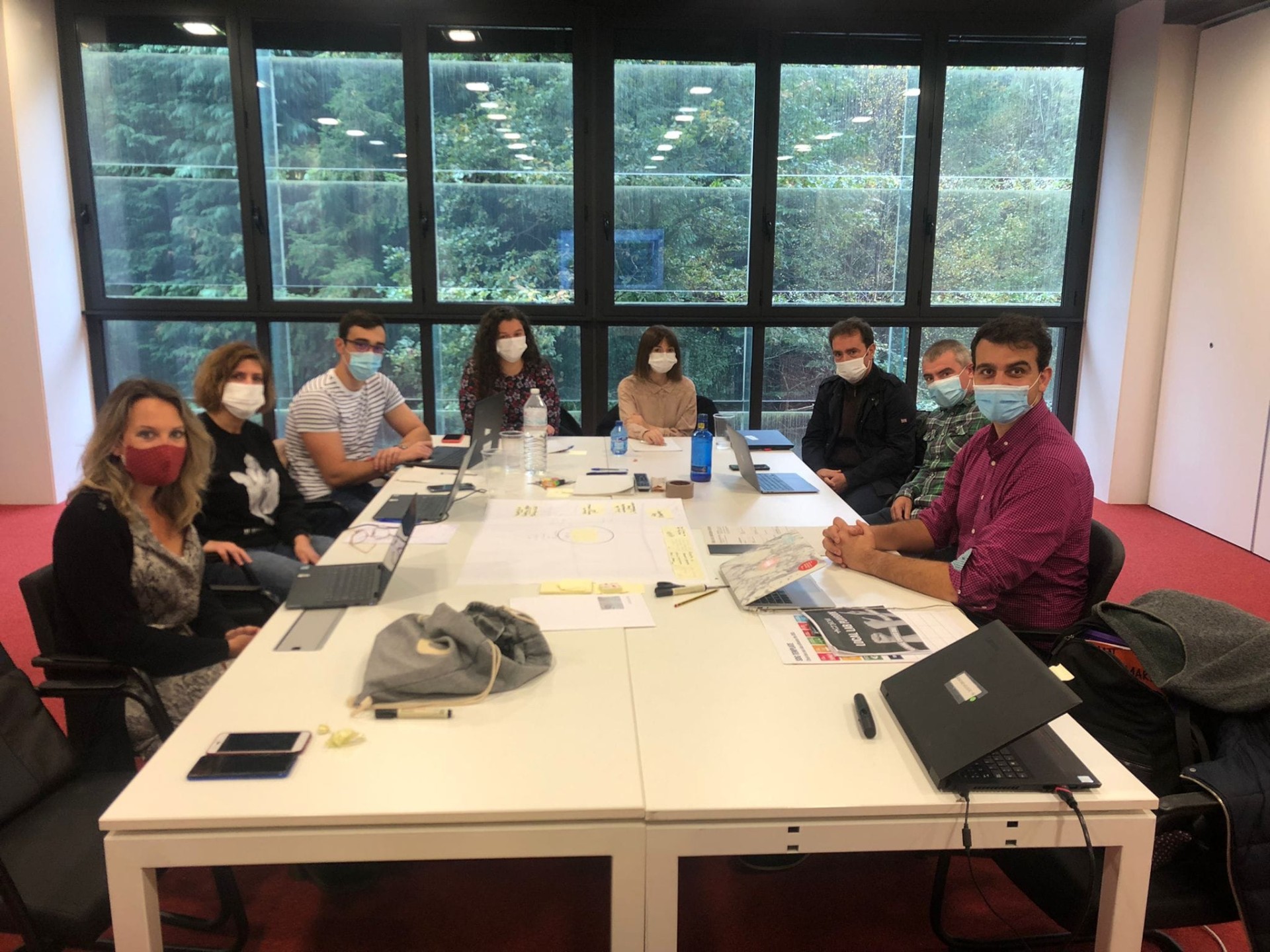 El alcalde saluda al grupo