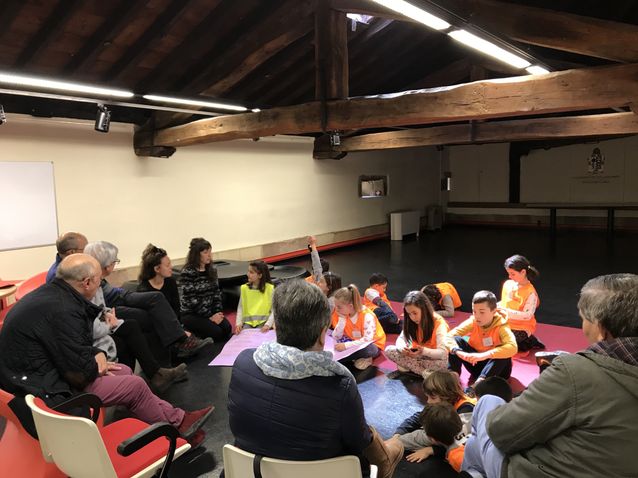 El Consejo de la Infancia se reúne con estudiantes y personas mayores