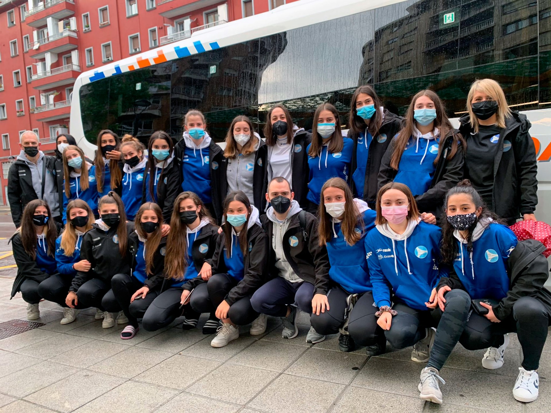 El equipo juvenile e integrantes de la expedicion