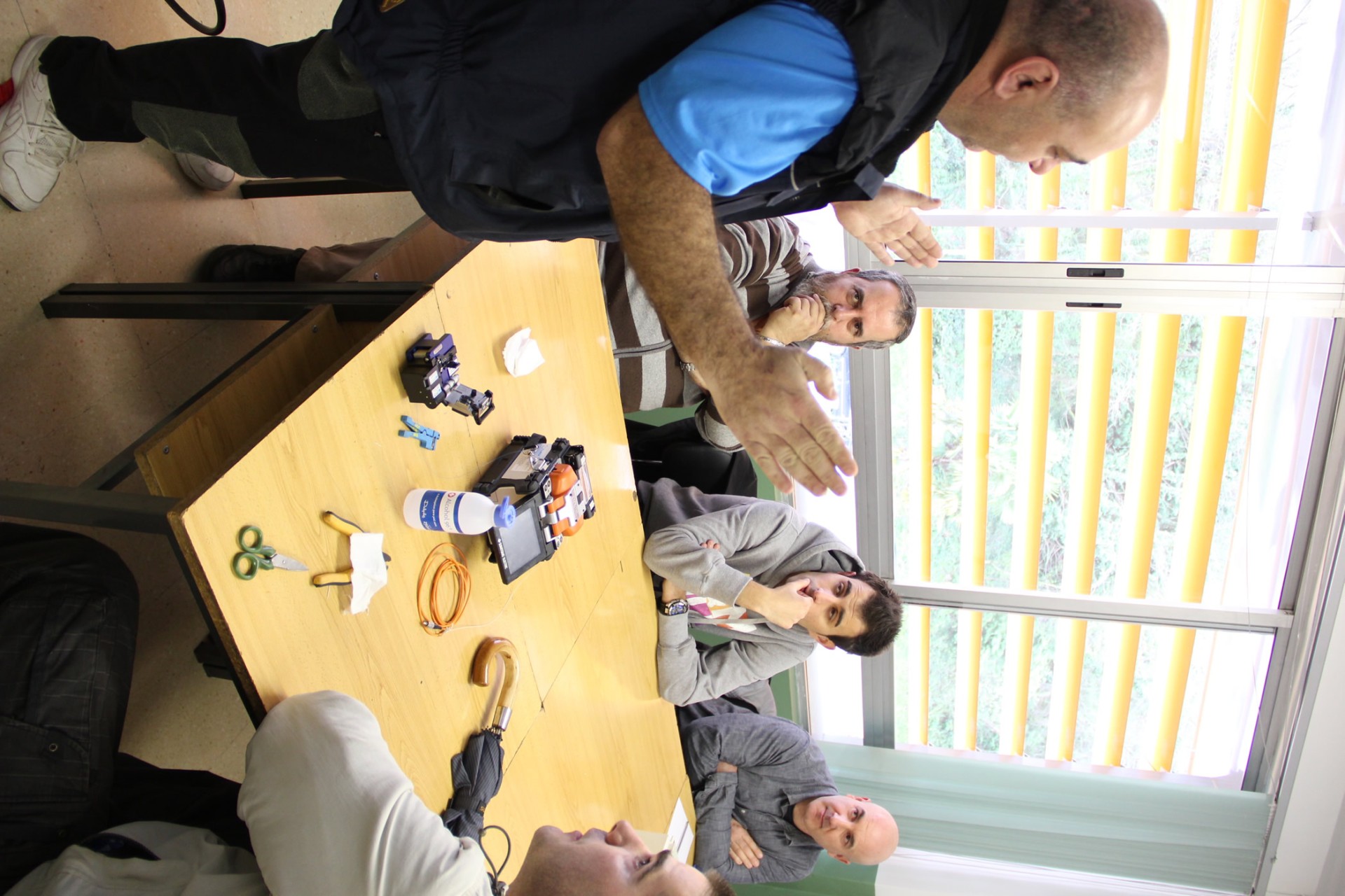 El grupo y el monitor de pie