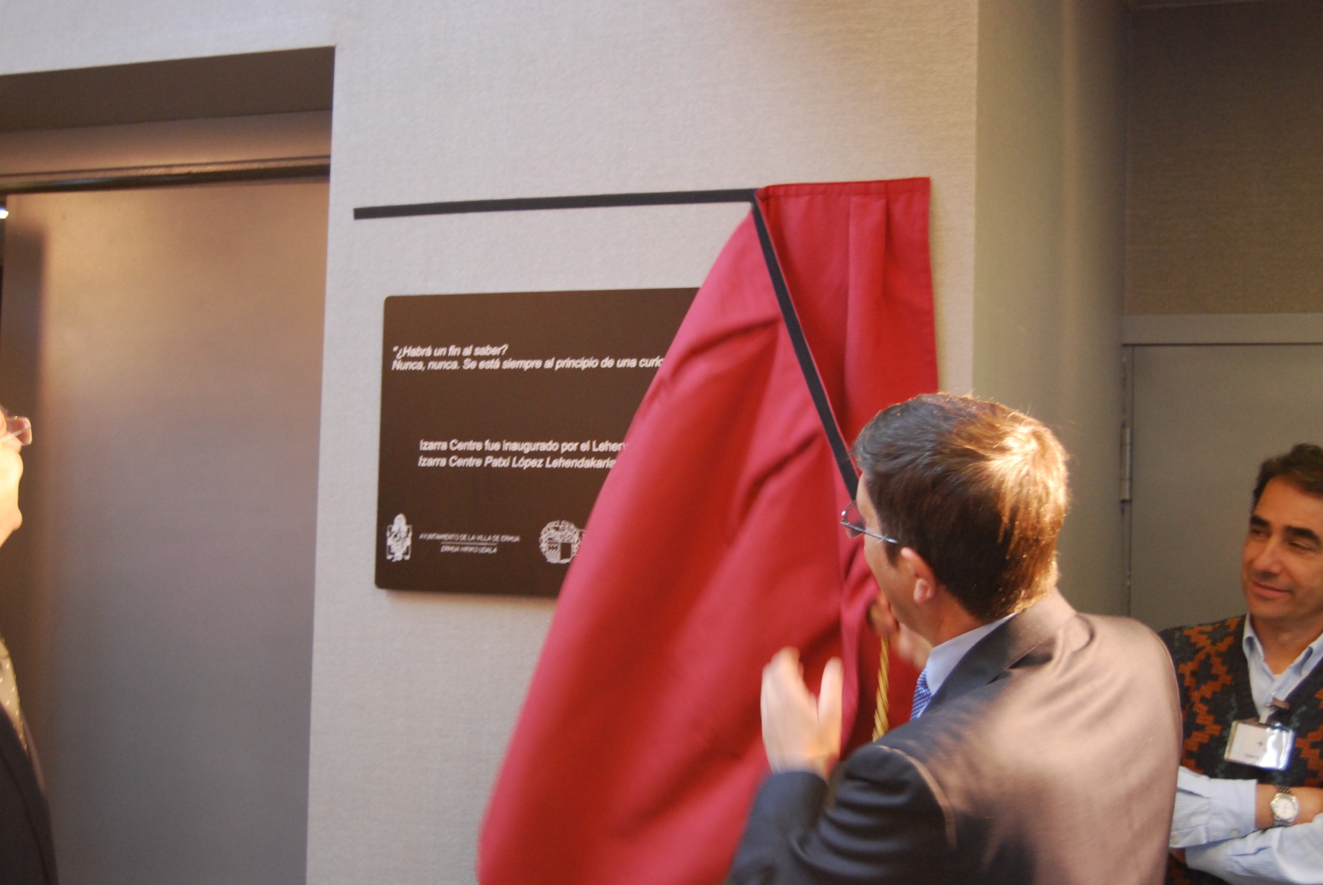 El lehendakari Patxi López descubre la placa conmemorativa