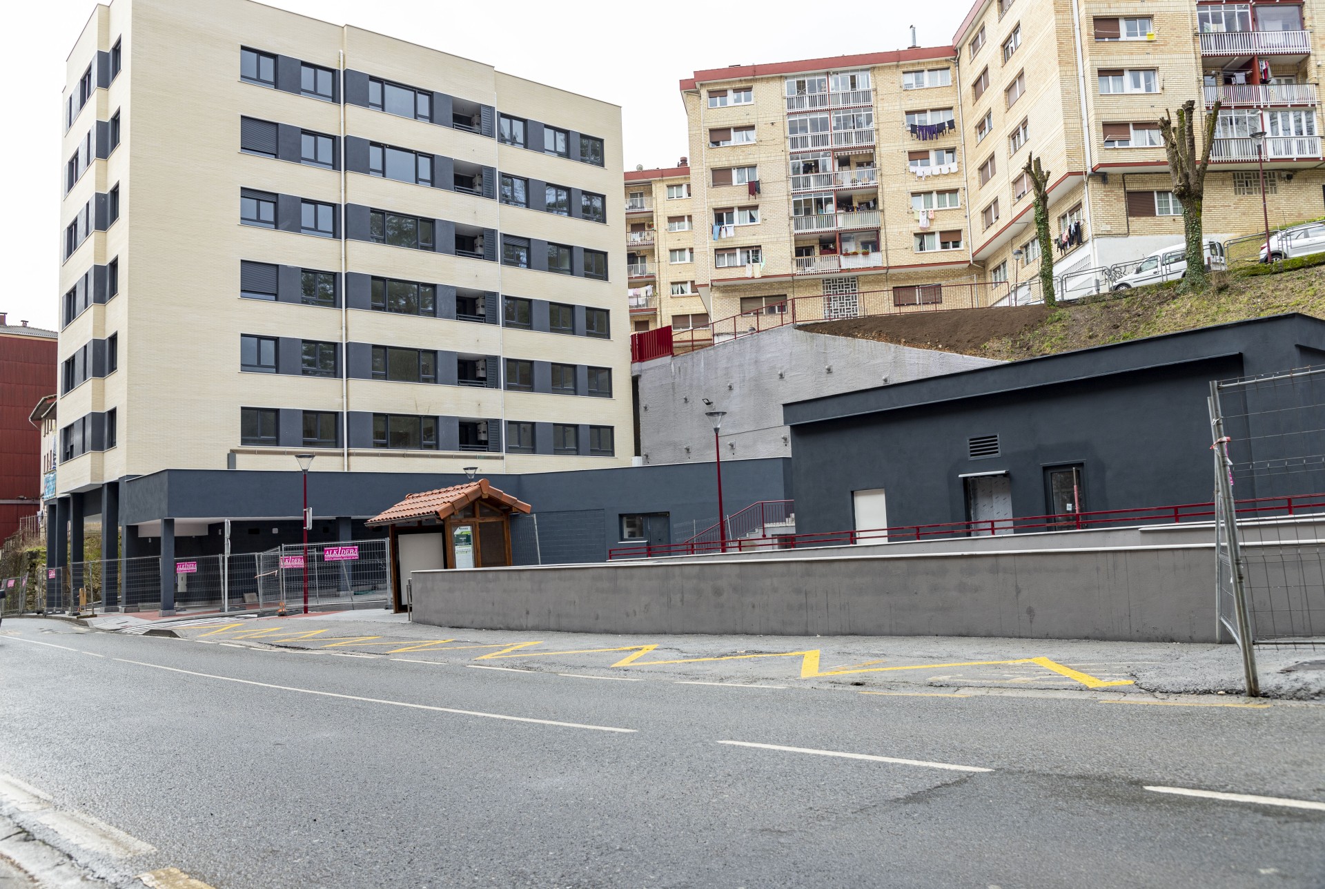 El nuevo edificio y la urbanización aledaña