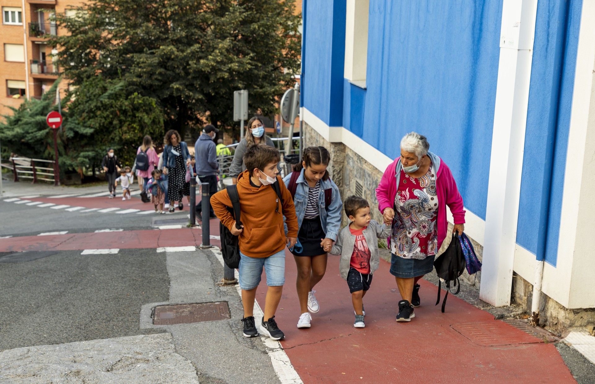 En la vía roja del camino al colegio