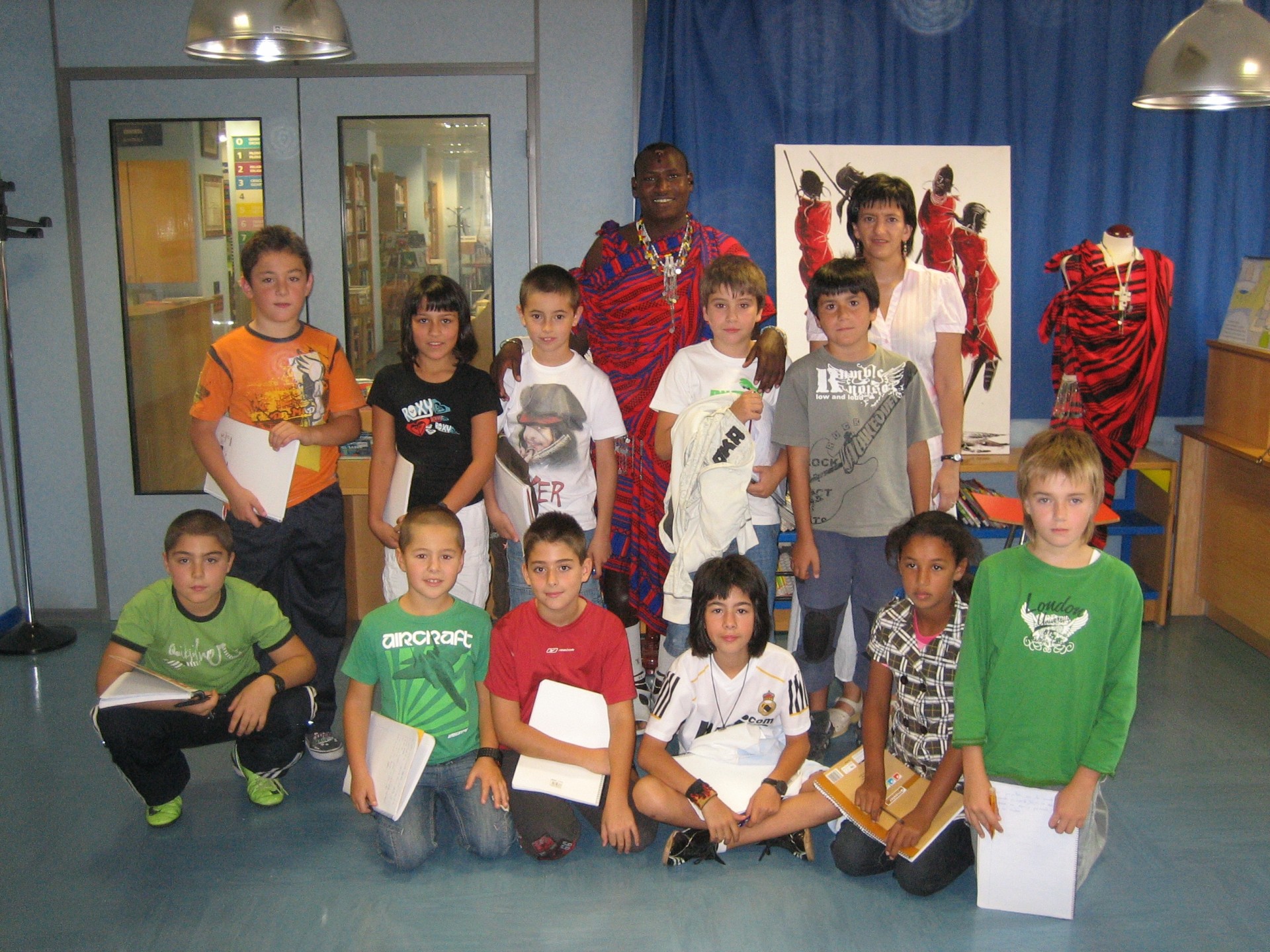 Encuentros de alumnos/as con la cultura masai en la biblioteca municipal
