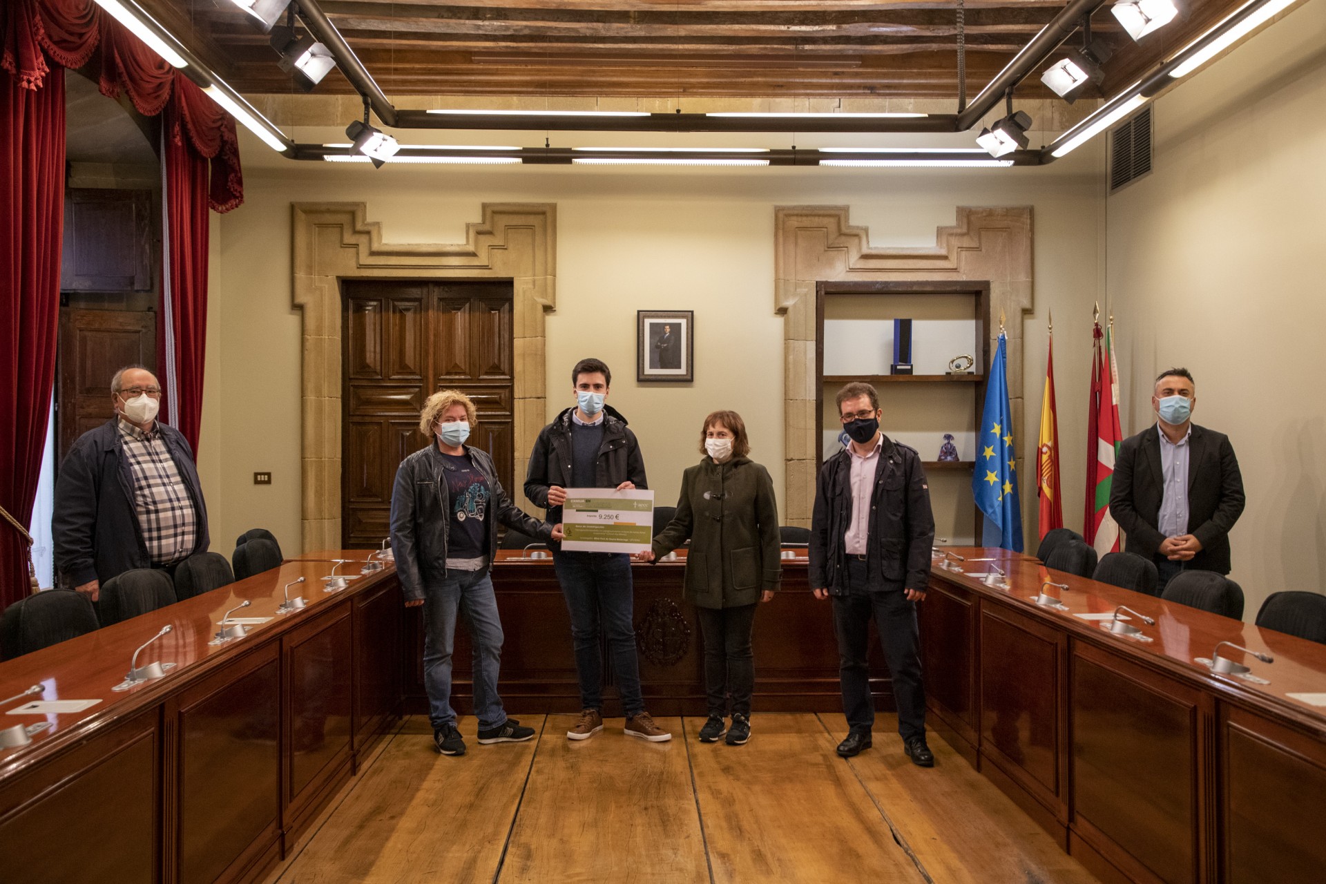 Entrega del cheque de la AECC