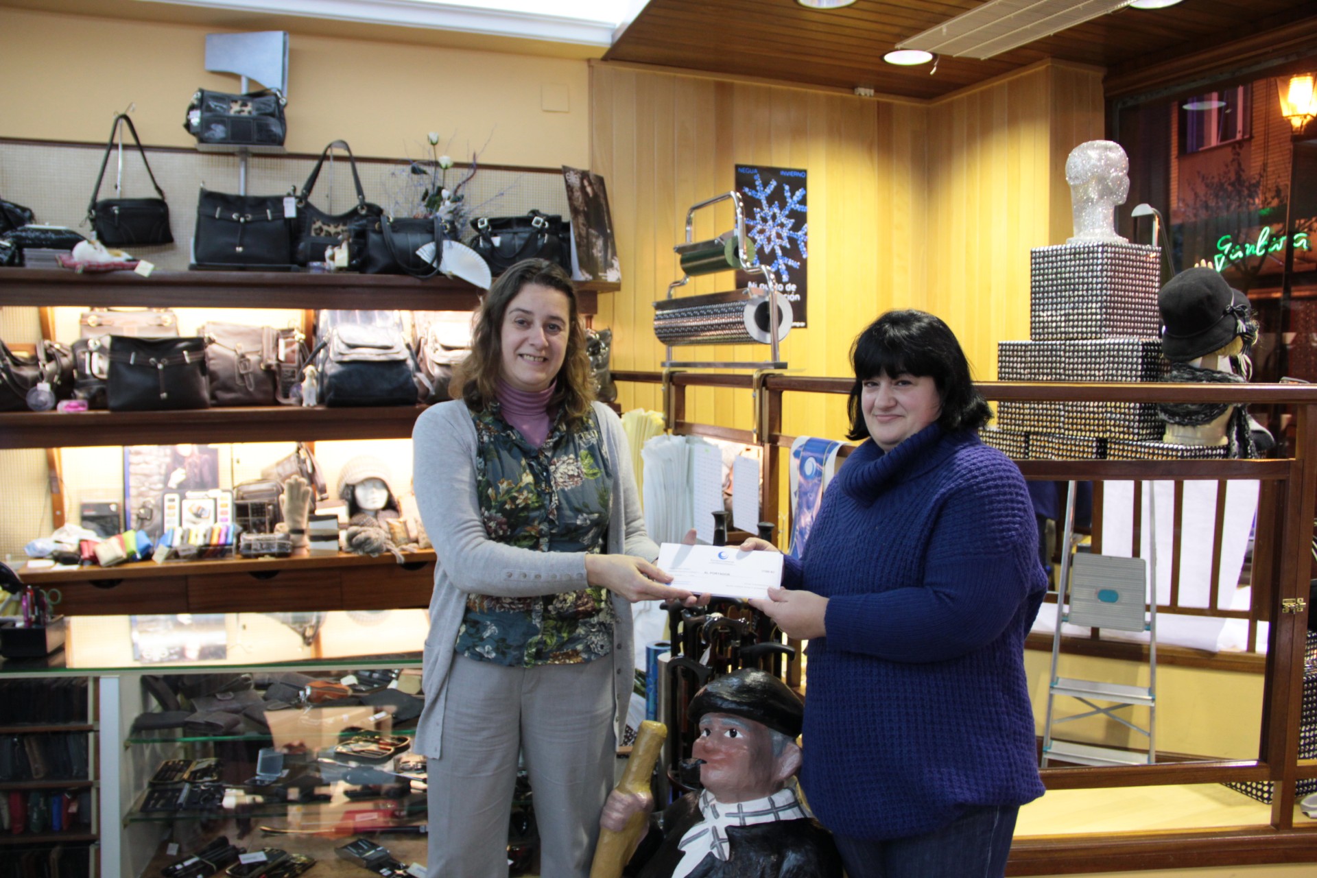 Entrega premio ACHE en comercio Sagardui de Ermua