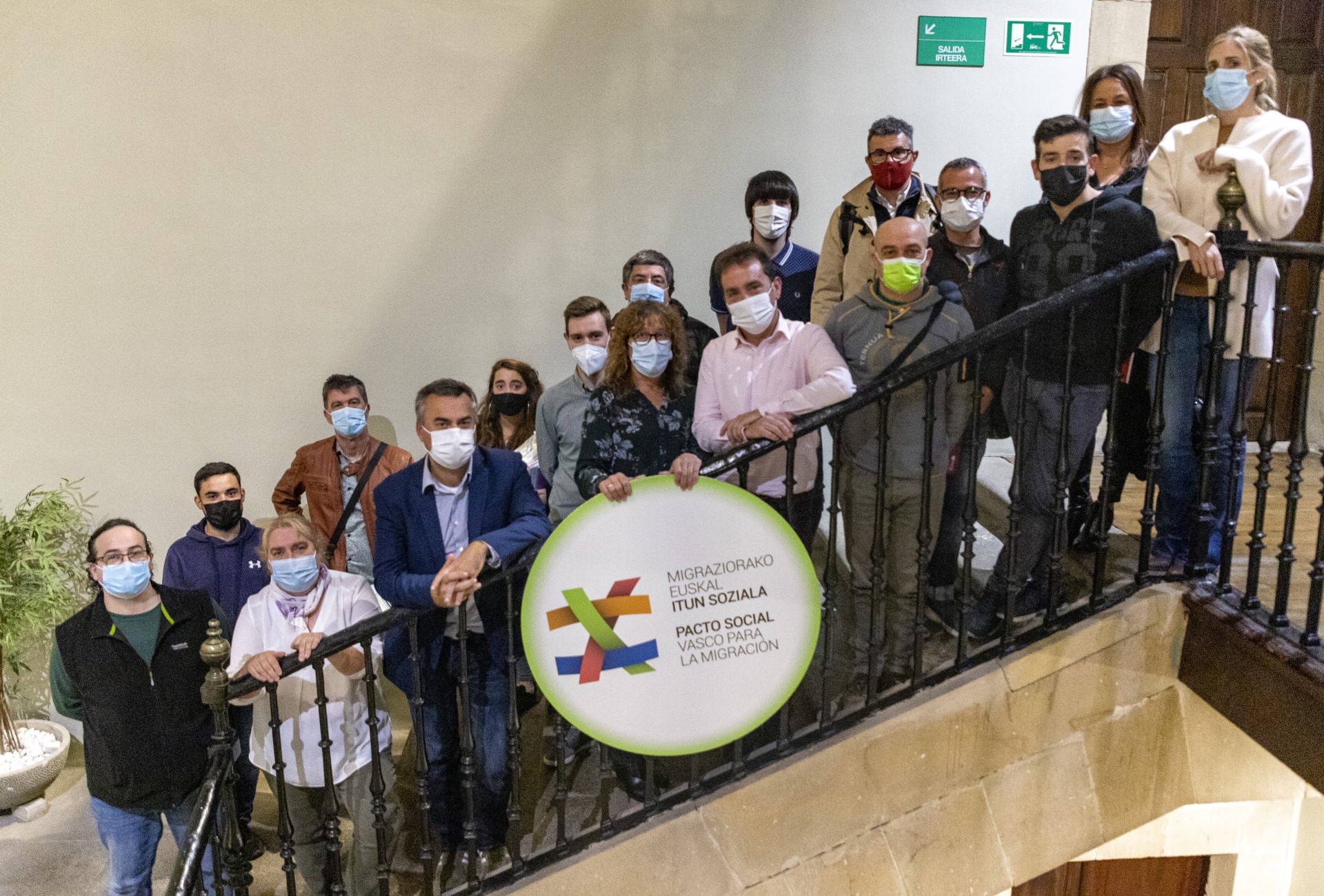 Ermuko Udalbatza udaletxeko eskaileratan