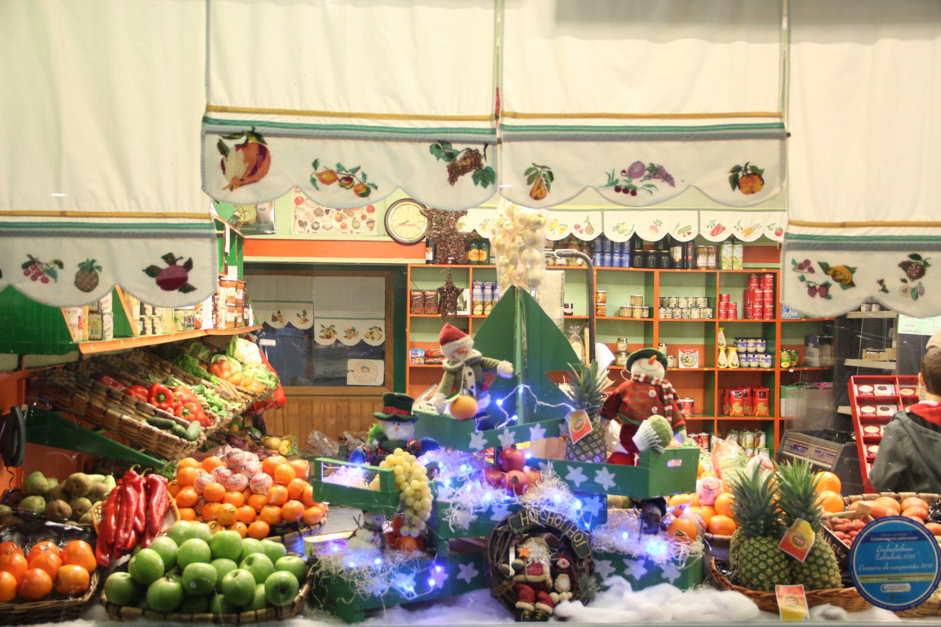 Escaparate de la frutería Fran y Eva
