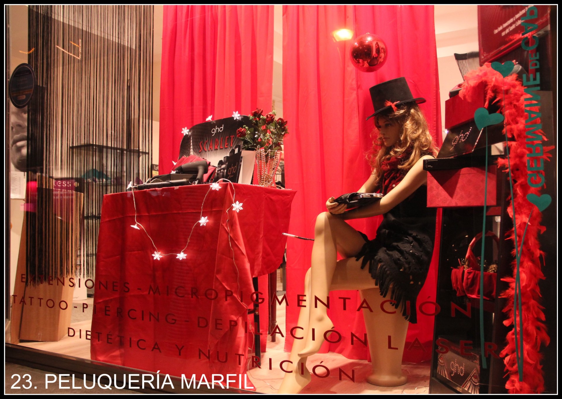 Escaparate de la peluquería Marfil