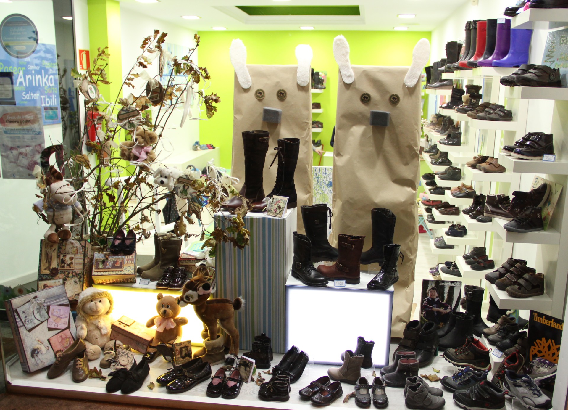 Escaparate de la tienda Calzados Arinka