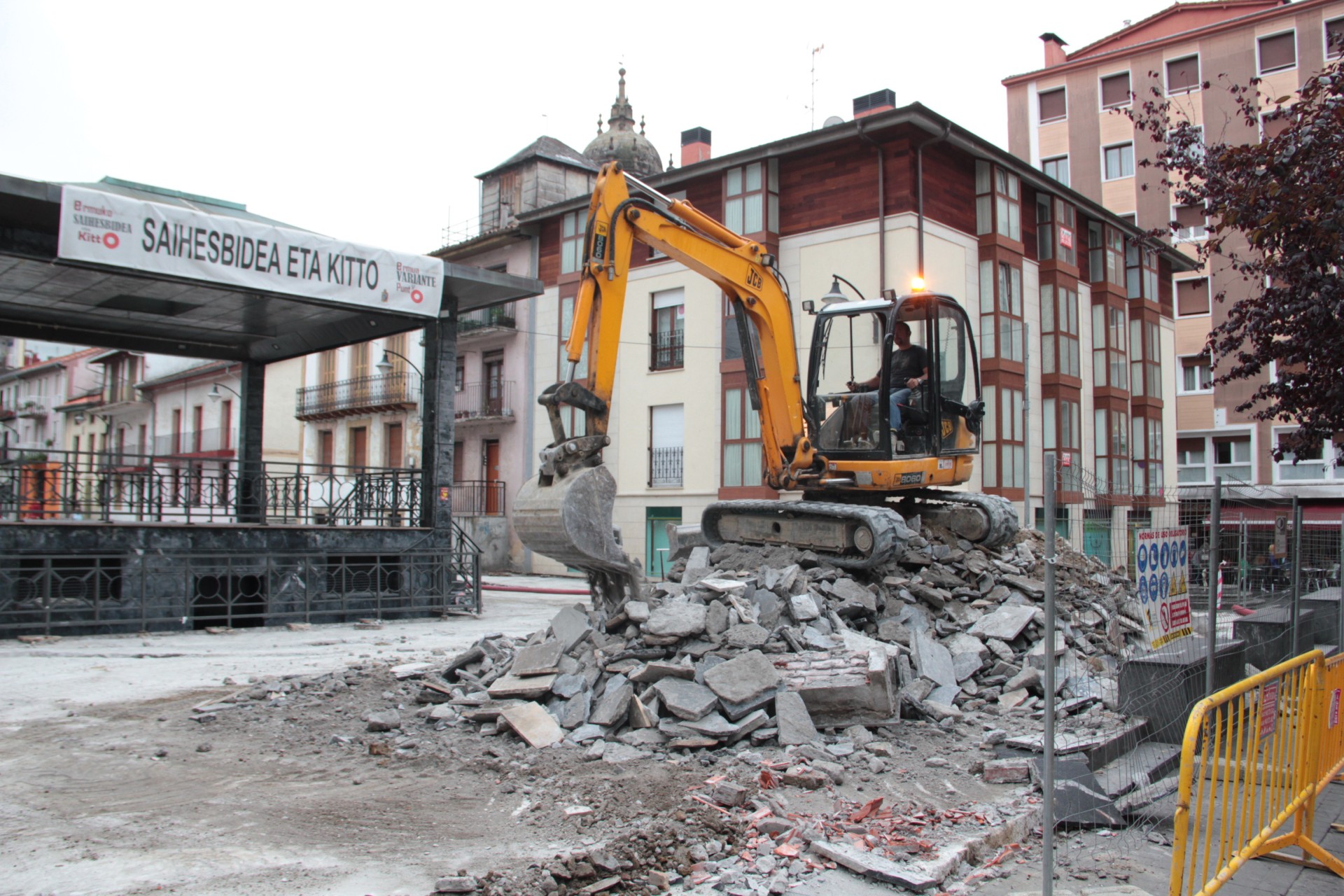 Escavadora trabajando en la última fase de las obras