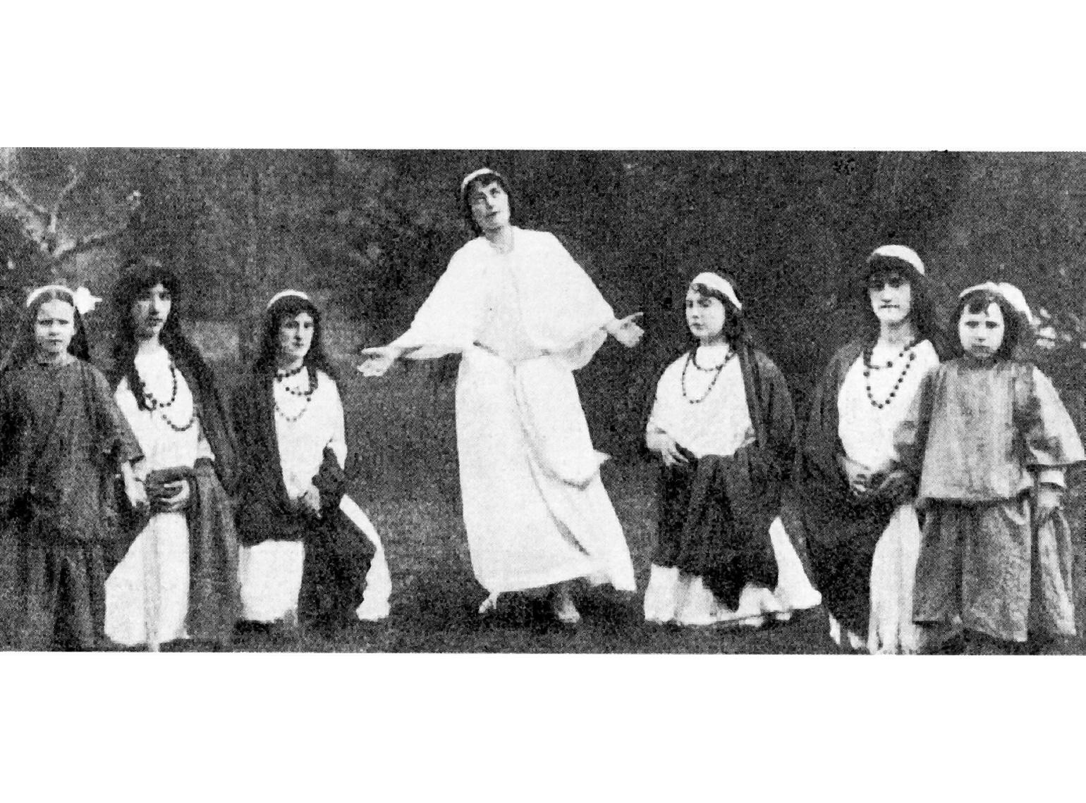 Escena de la obra Fabiola, representada por el cuadro dramático de la Asociación de las Hijas de María, de Ermua. 1915
