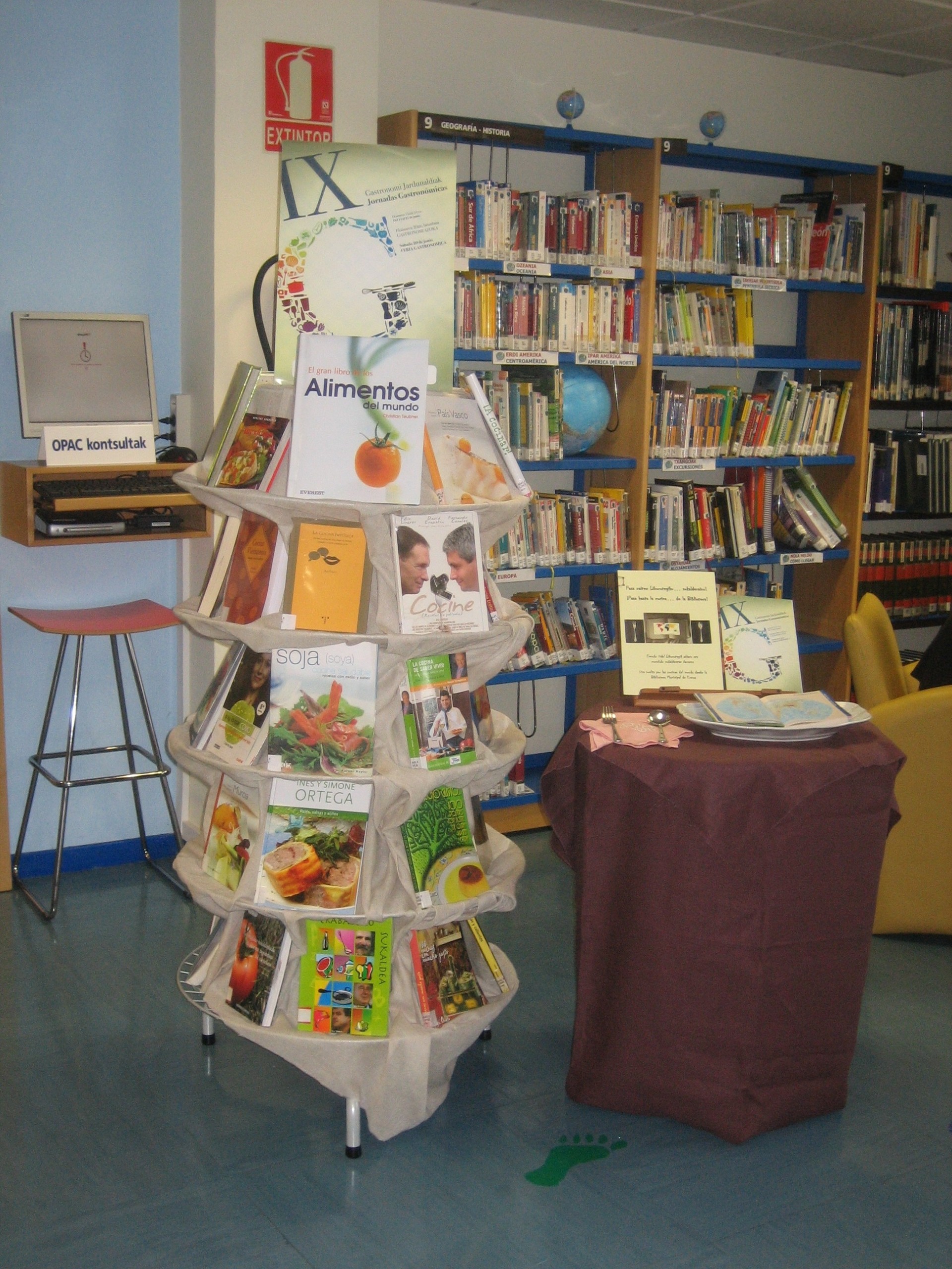 Exposición temática material de la biblioteca municipal