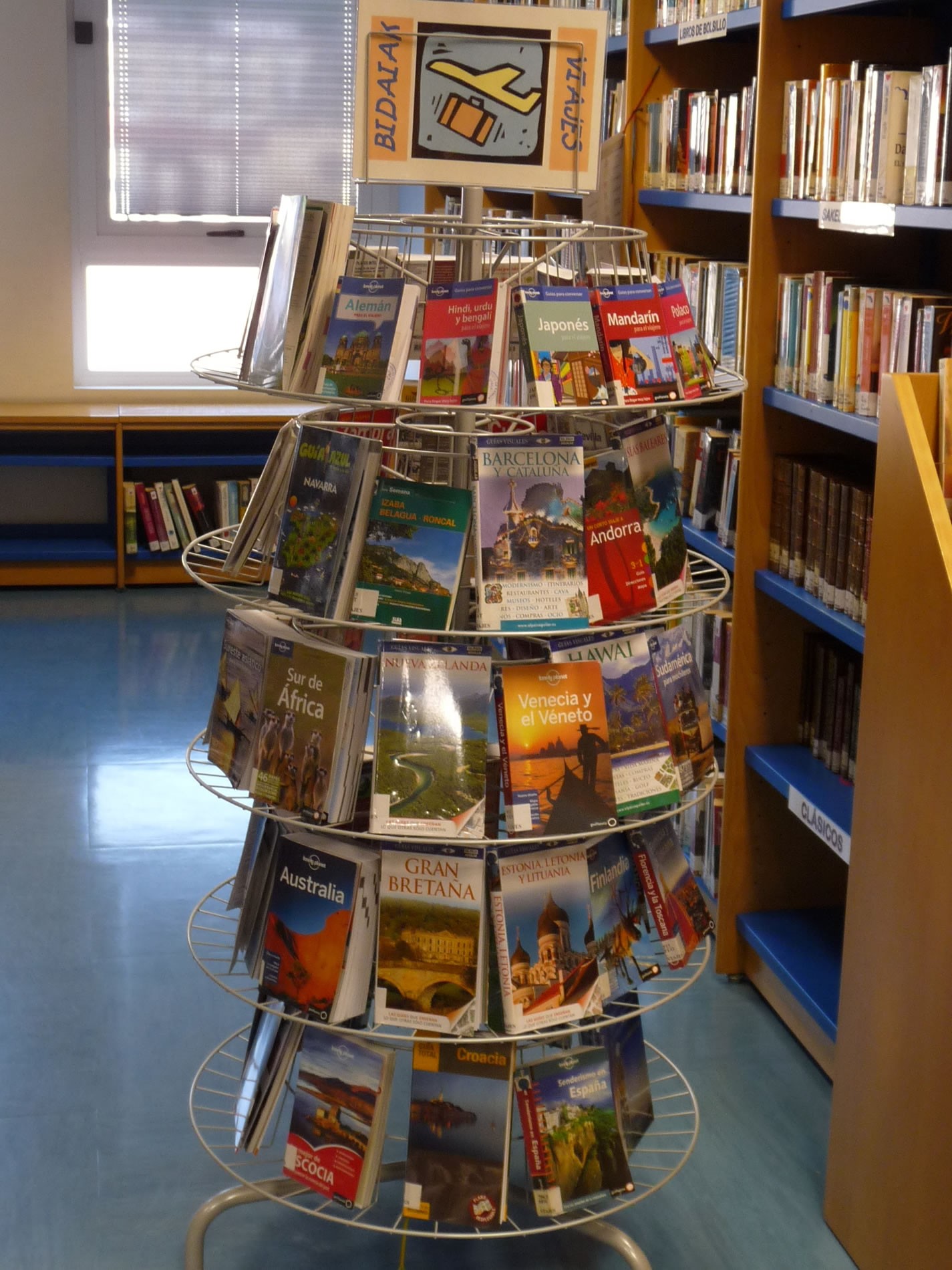 Expositor con el material