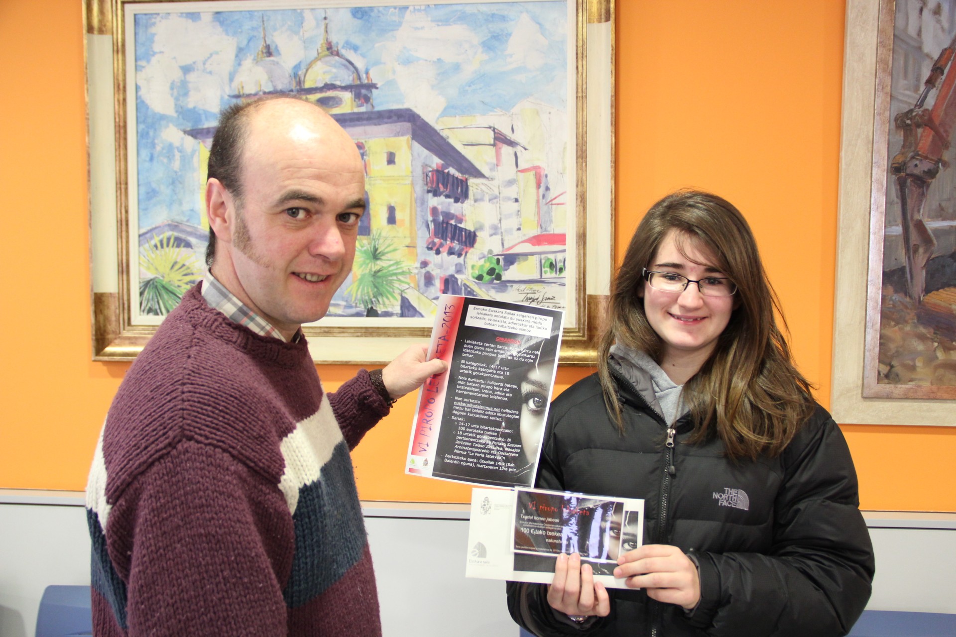 Fernando Aranberri entrega el premio a Amaia Arginzoniz