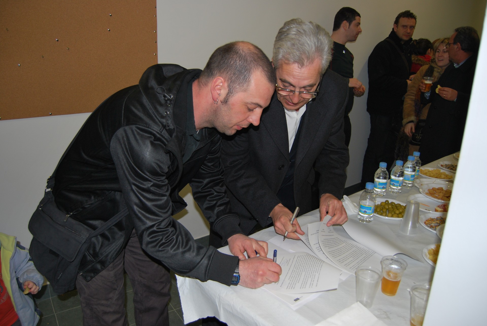 Firma del convenio de cesión y uso de los locales municipales de ensayo para grupos de música en Ermua