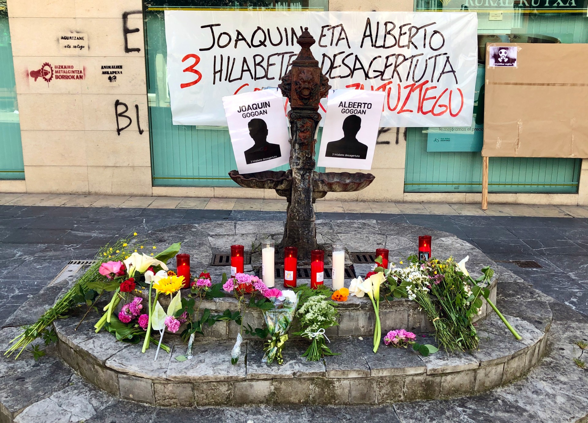 Flores y velas para recordar  Joaquín y Alberto