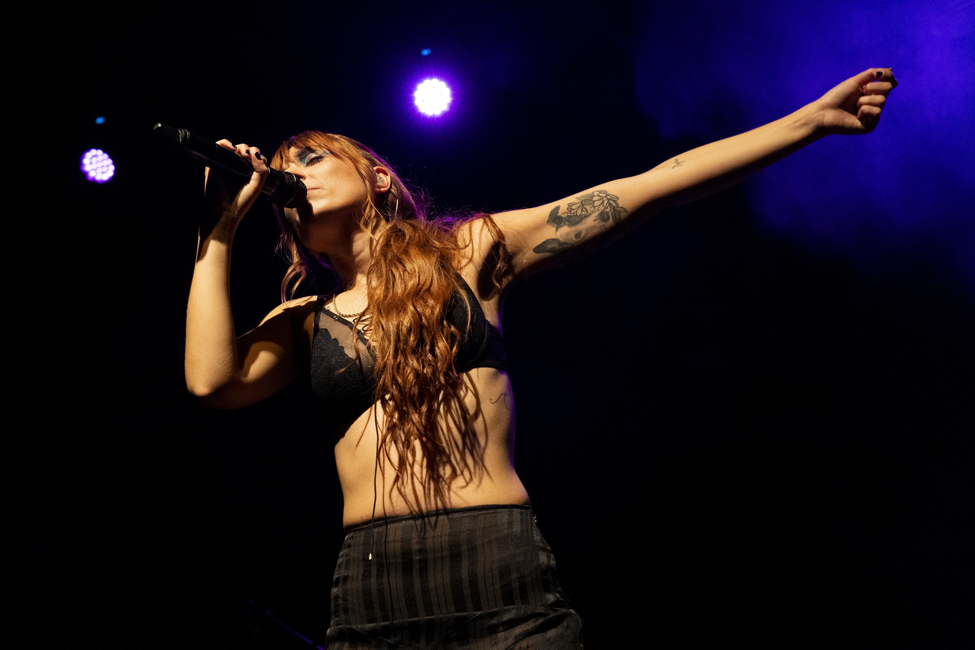 La cantante Chica Sobresalto en el escenario del Ermua Antzokia