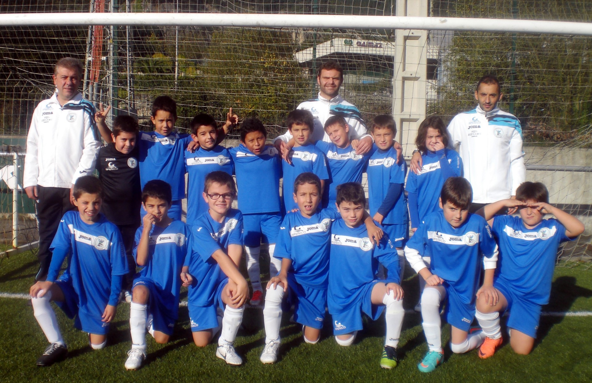 foto de equipo con los entrenadores foto de equipo con los entrenadores