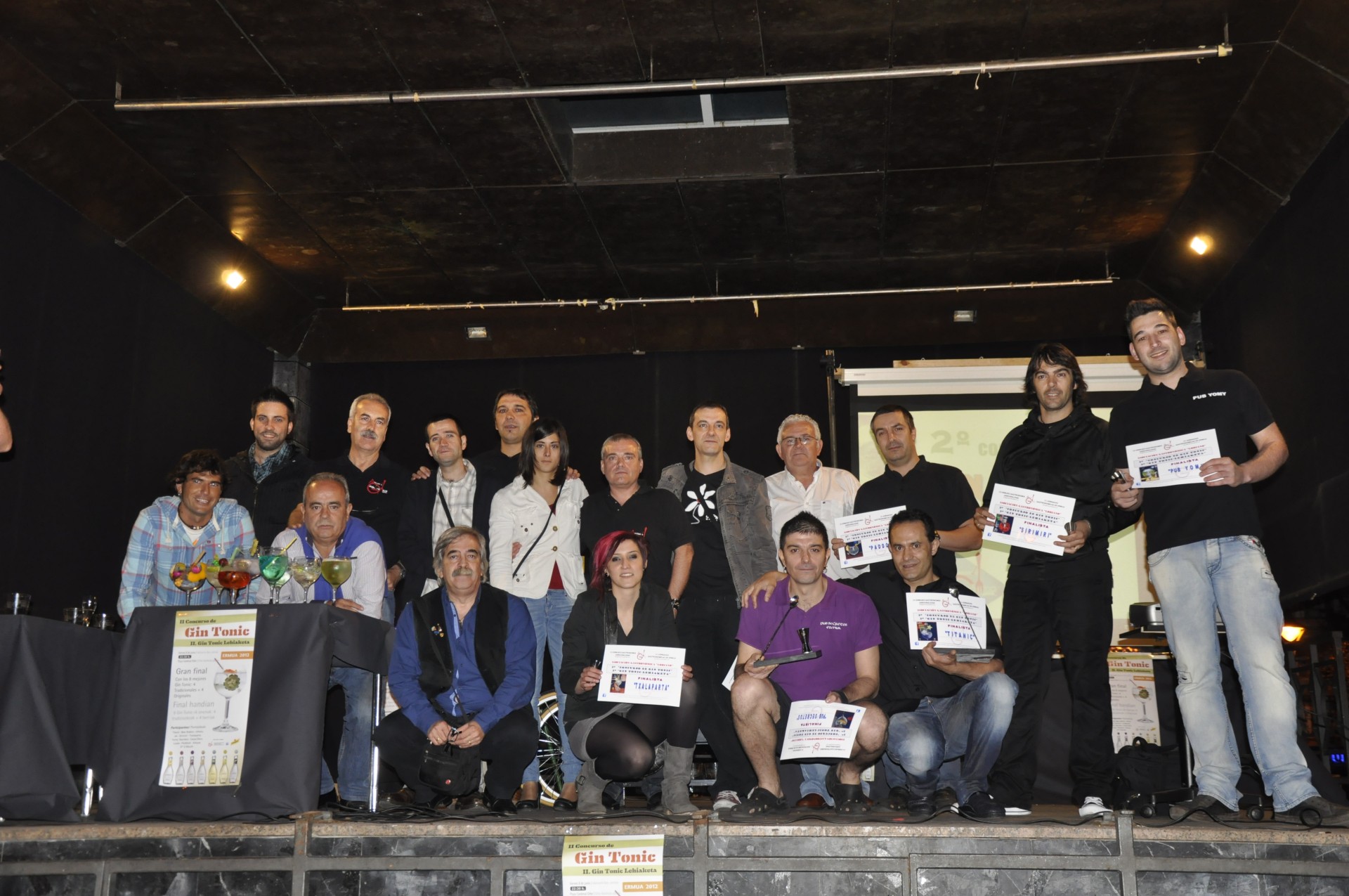 Foto de familia de participantes y jurado del II Concurso de Gin Tonic
