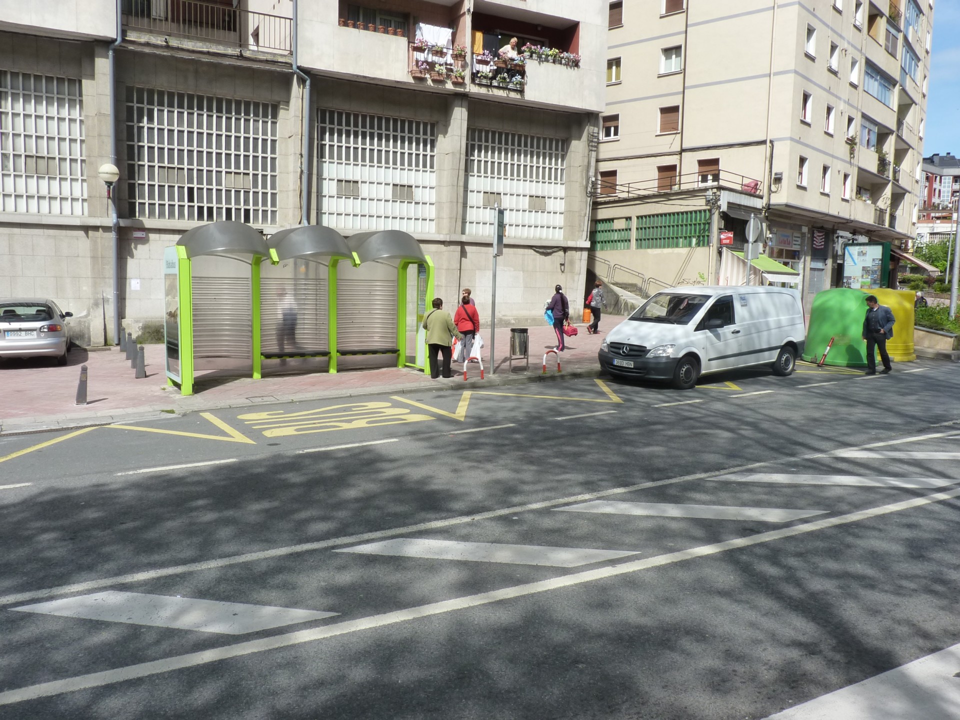 Frontal de la primera parada de la Avda. Gizpukoa,