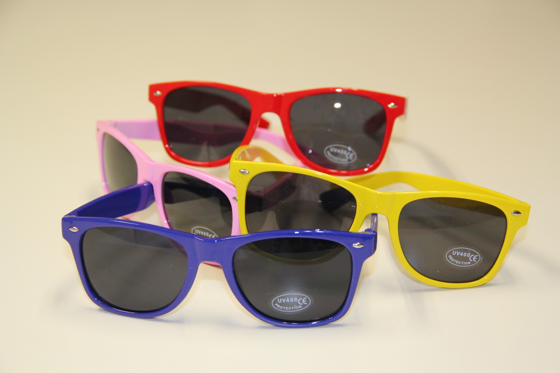 Gafas de sol con el lema '¡Abre los ojos!, las drogas pasan factura!