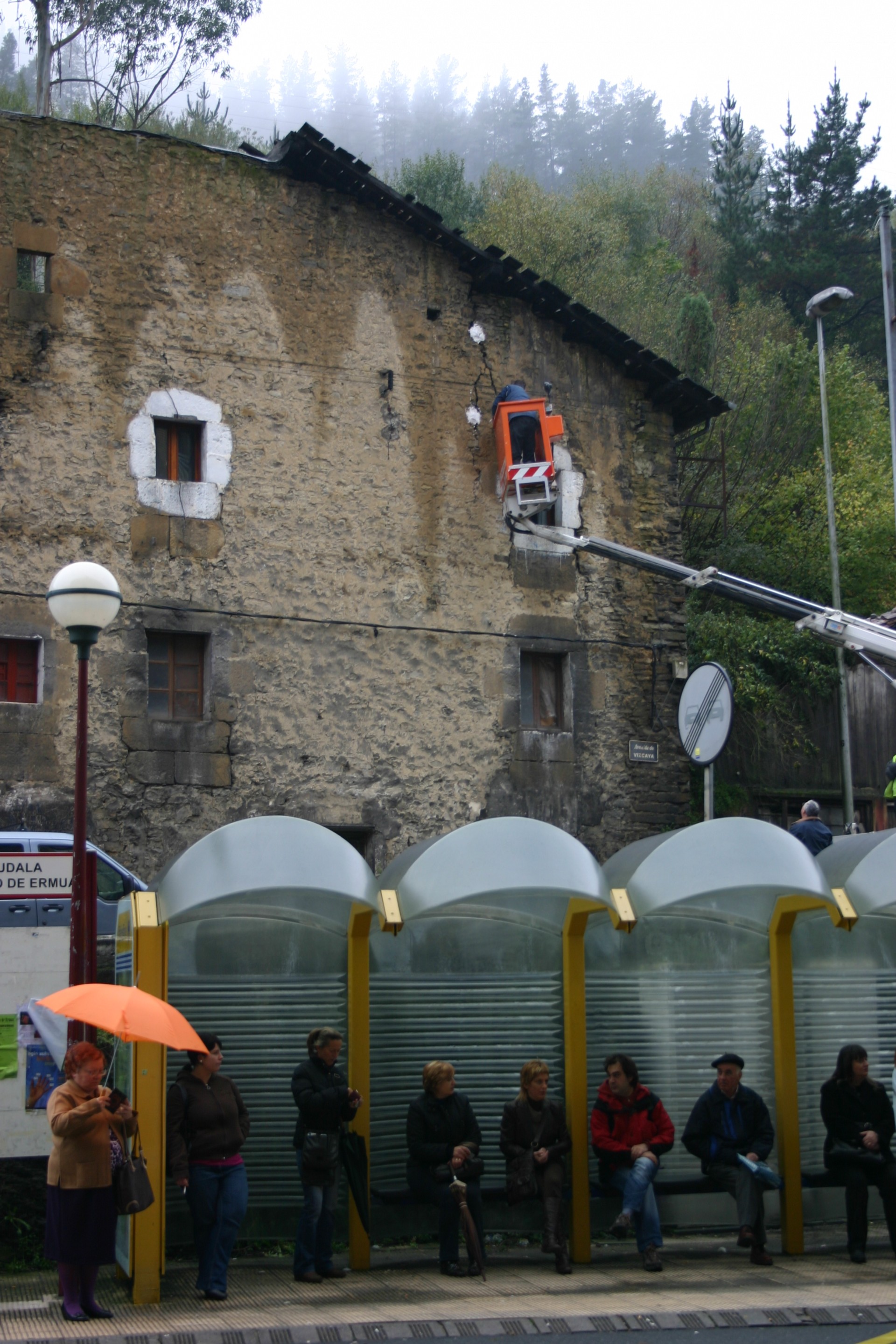 Grietas y deterioro en el edificio 14 de la Avenida de BIzkaia de Ermua
