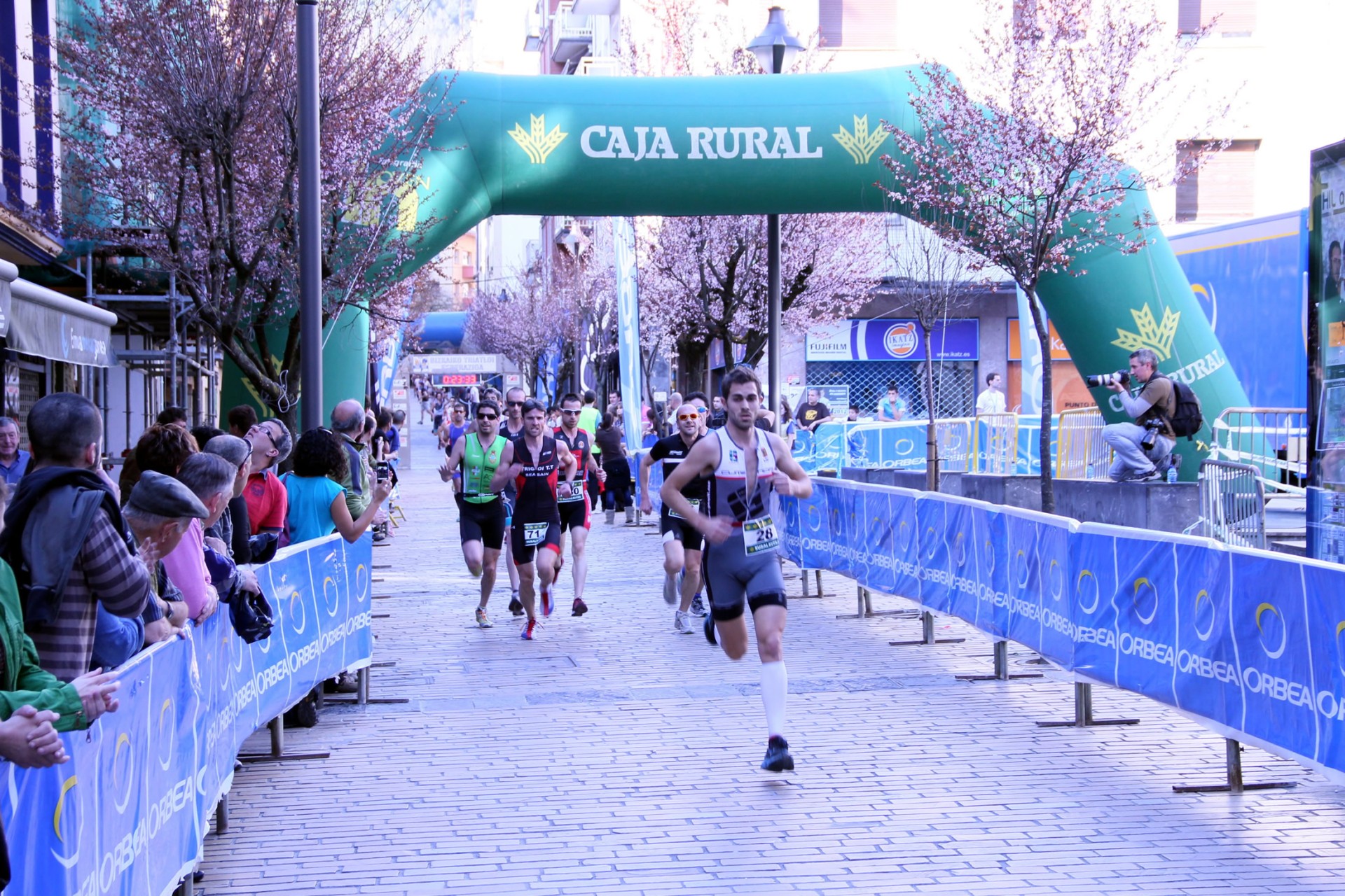 Grupo de participantes en carrera Grupo de participantes en carrera