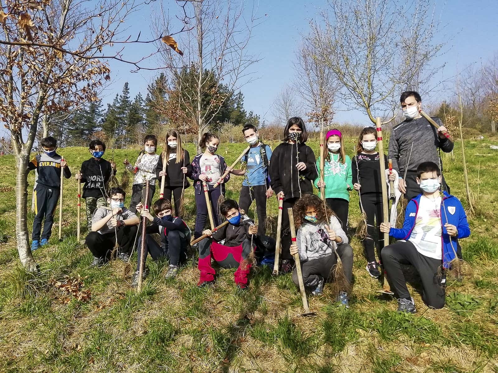 Ikasle eta irakasleak lana bukatu ondoren