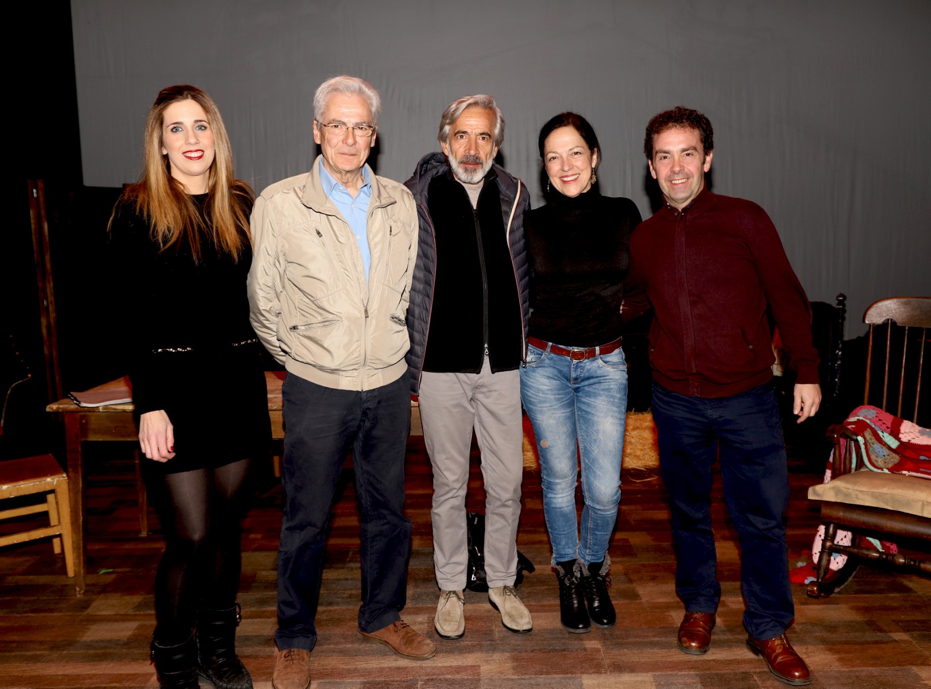 Imanol Arias posa en Ermua Antzokia con los representantes Imanol Arias posa en Ermua Antzokia con los representantes