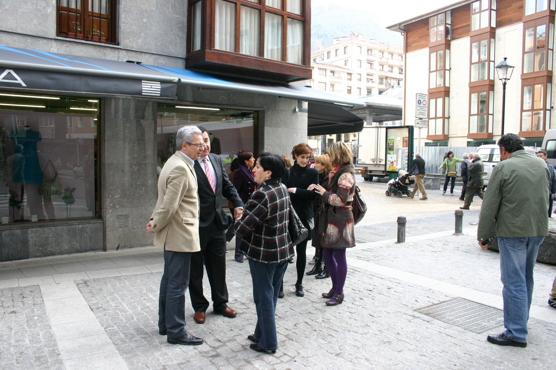 Inauguración de las calles Goienkale, Probaleku y Karabixa, transformadas merced al Plan de Revitalización Comercial
