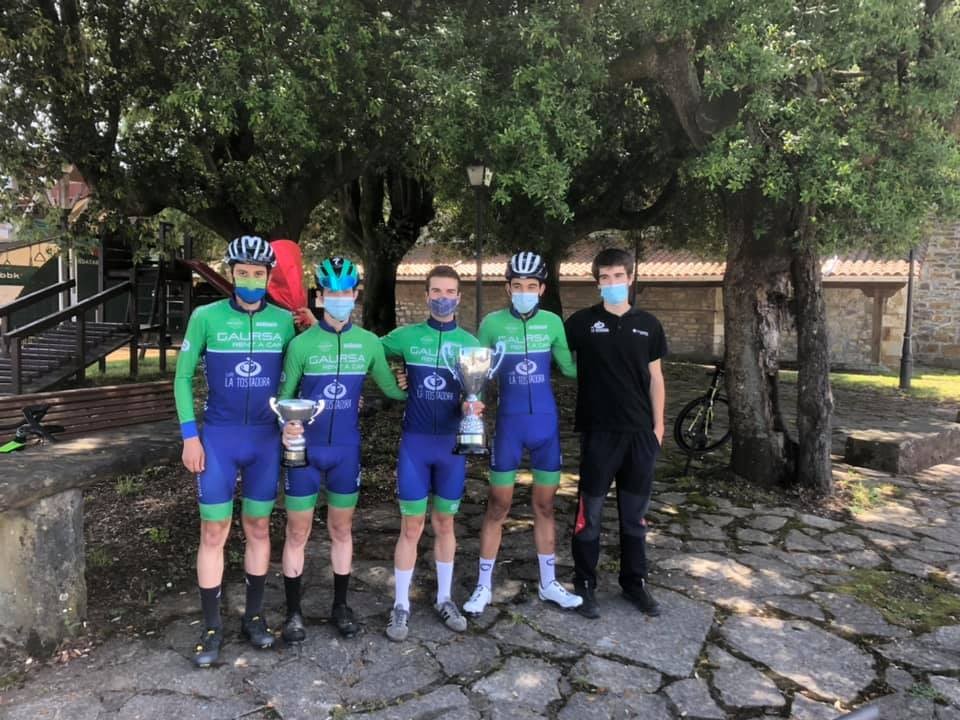 Integrantes del equipo con los trofeos