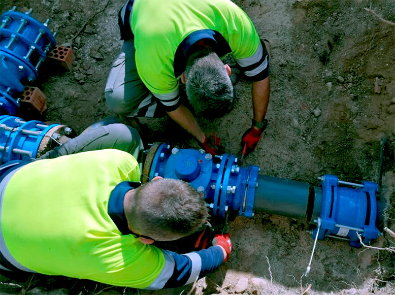 La imagen de archivo muestra unos operarios trabajando