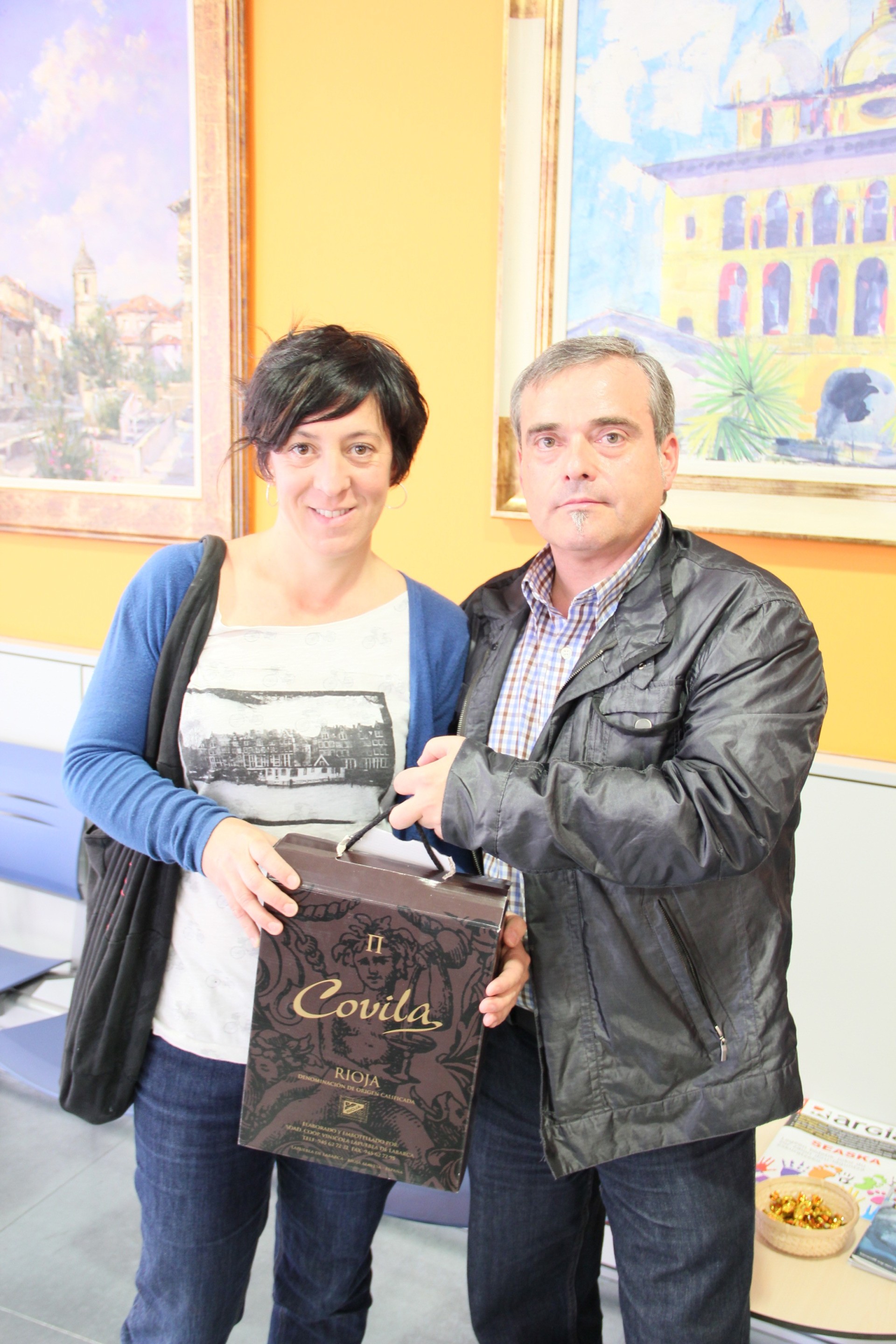 Jesús Portugal entrega a Natalia Arrieta el premio de participación popular en el Concurso de Pinchos