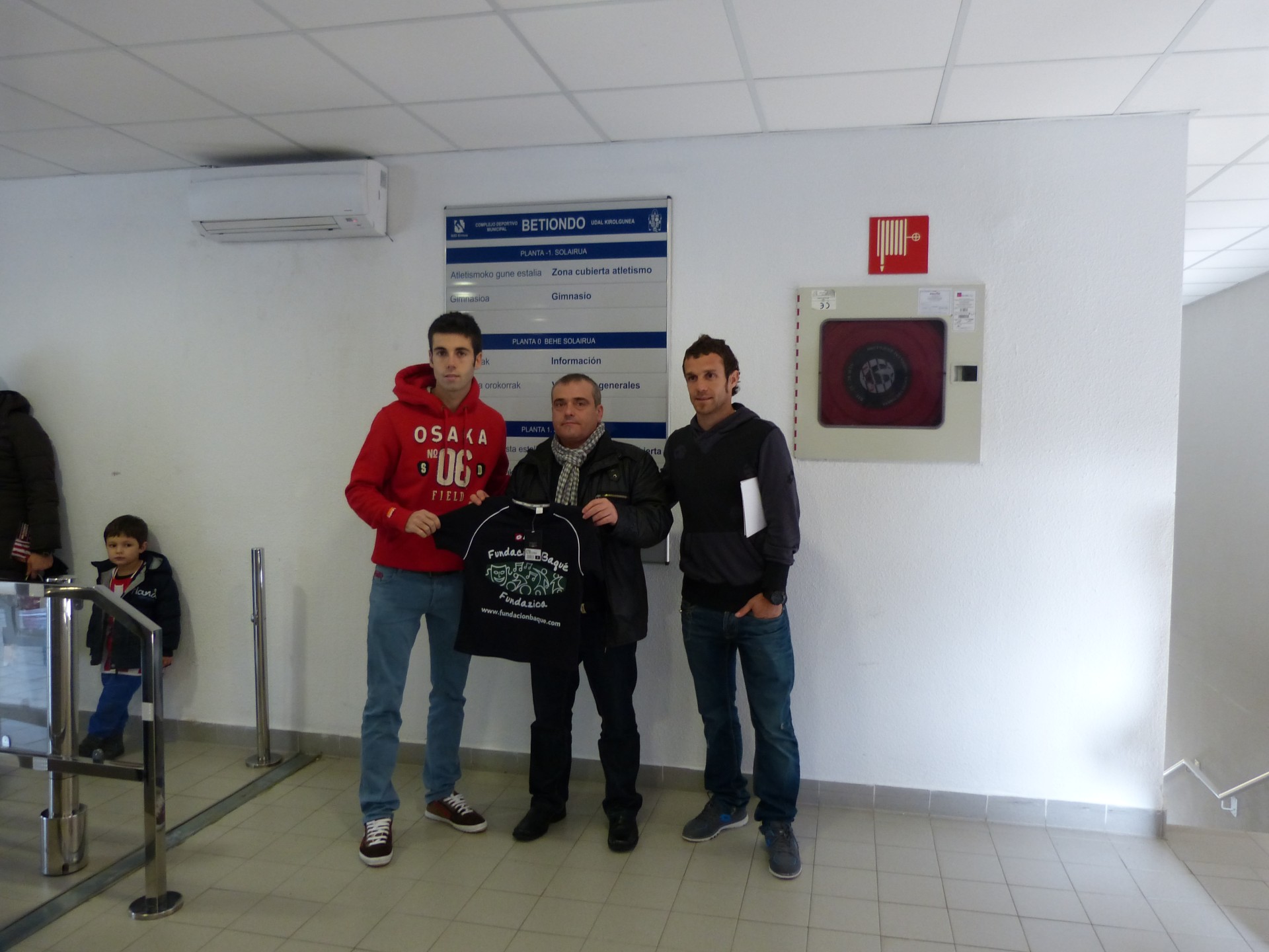 Jesús Portugal junto con Koikili y 