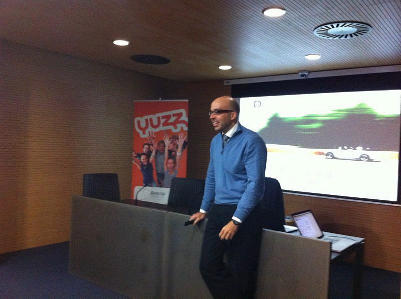 Joan Riera ofreciendo la charla