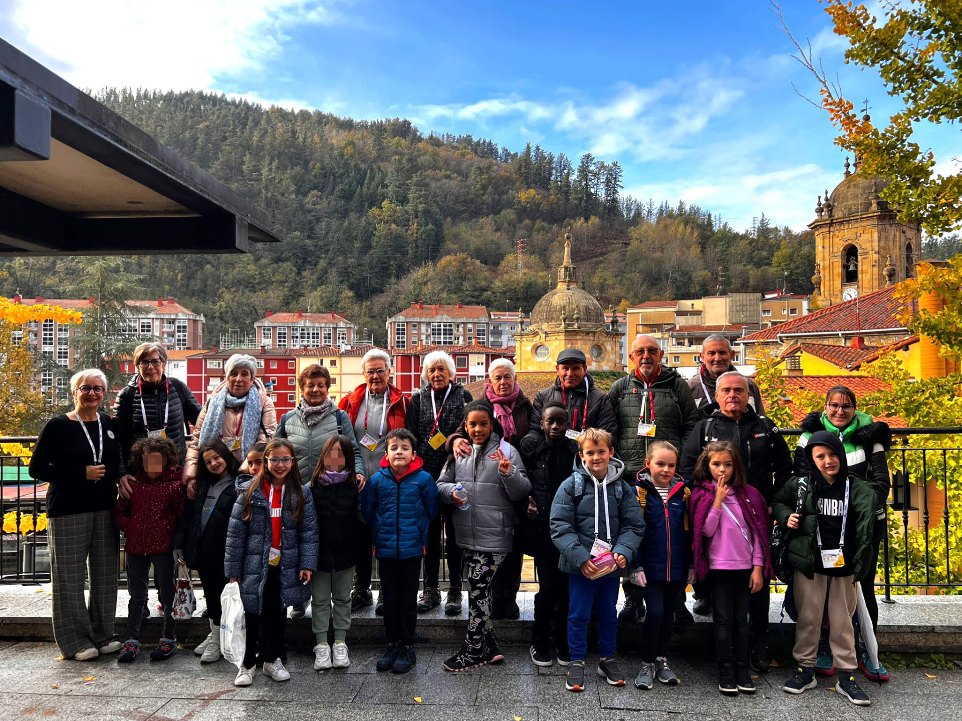 IX. Haurren Kontseiluko kideak, adineko pertsonak eta udaleko teknikariak liburutegiko sarreran | El IX Consejo de la Infancia con personas mayores y técnicos/as del ayuntamiento en la entrada de la biblioteca