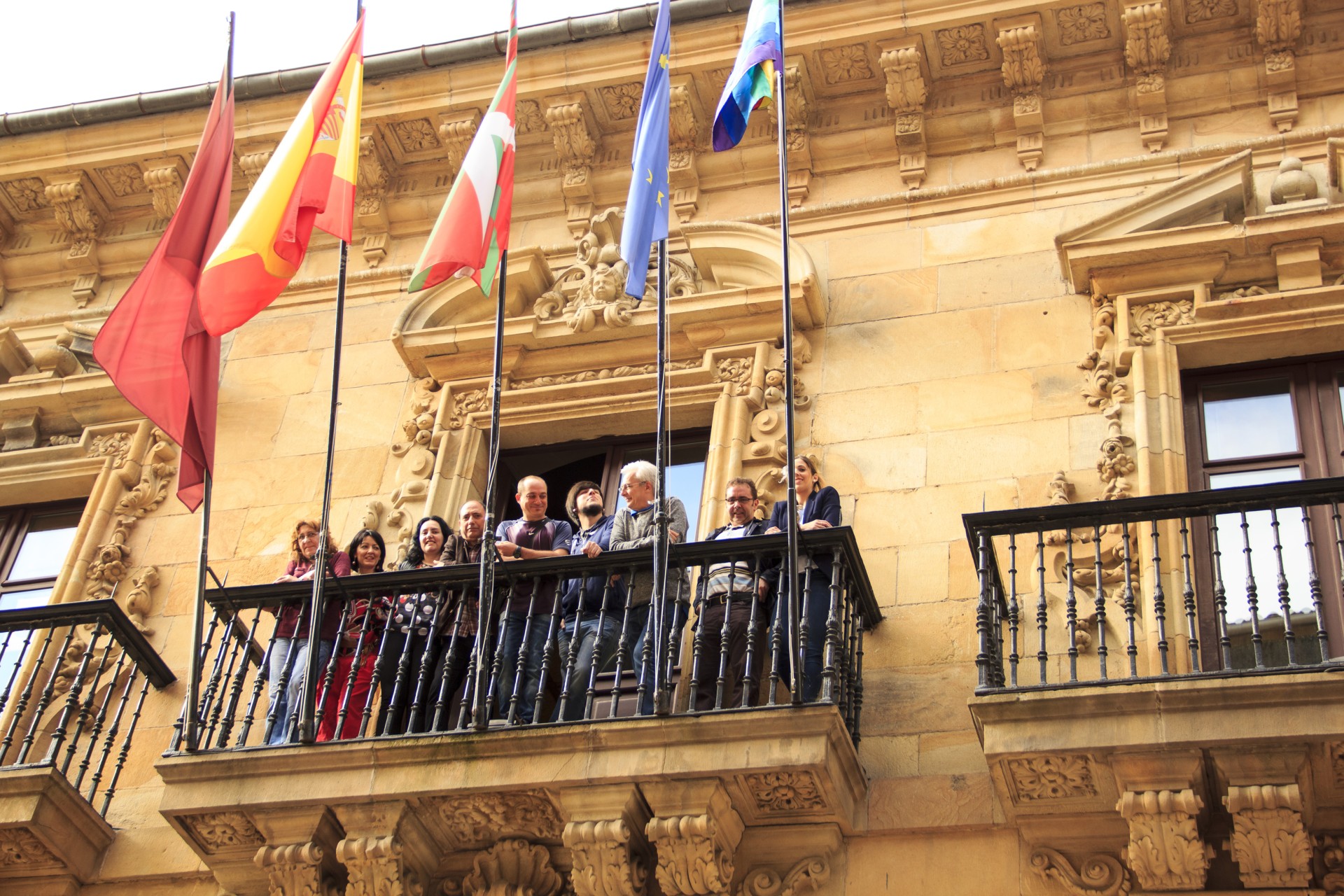 La arco iris ondea hoy en el Ayuntamiento de Ermua La arco iris ondea hoy en el Ayuntamiento de Ermua