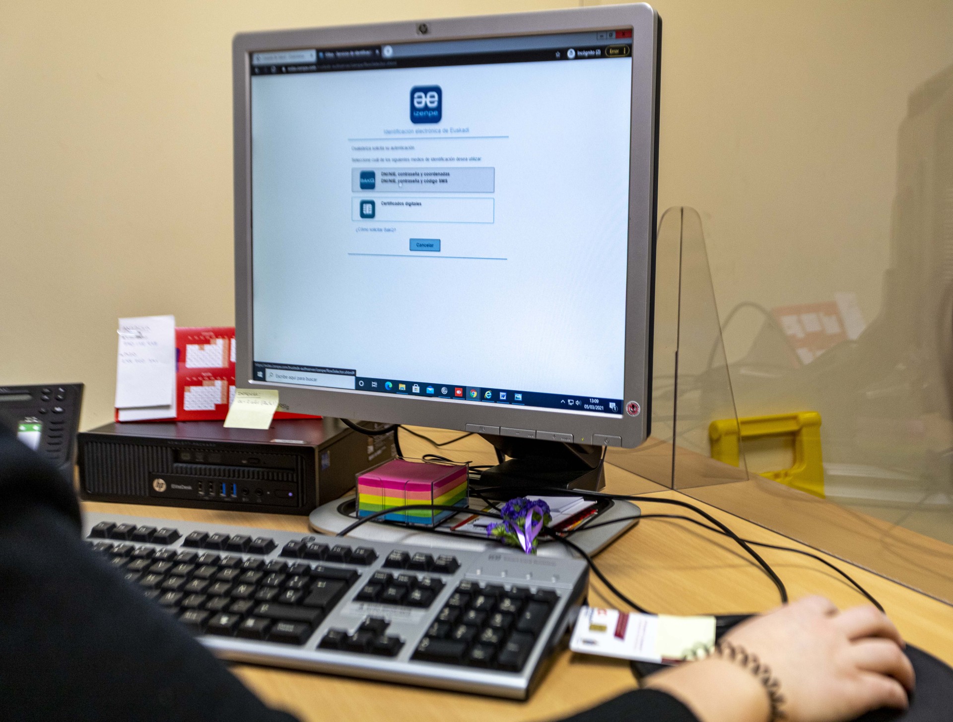 La asesora frente a la pantalla