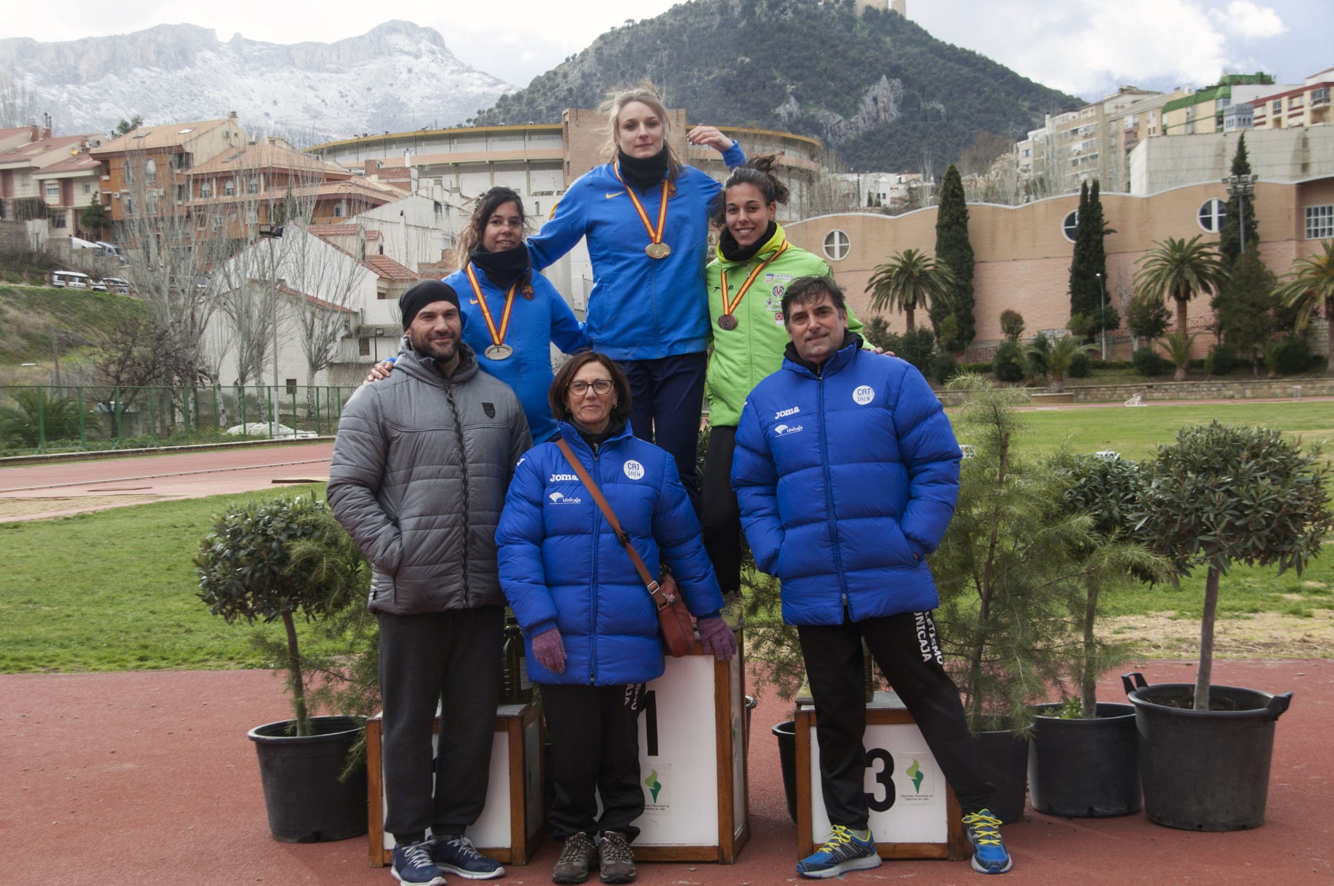 La atletas medallistas y técnicos/as entrenadoras/es La atletas medallistas y técnicos/as entrenadoras/es