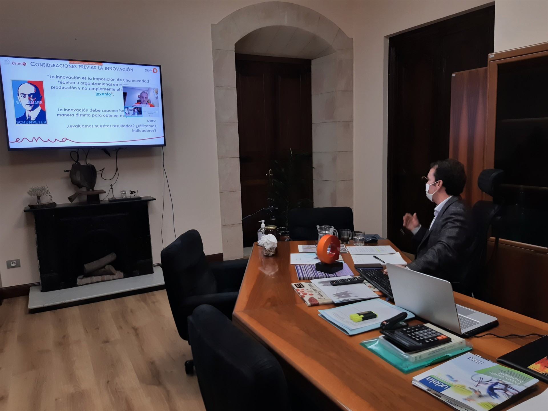 La foto muestra al alcalde