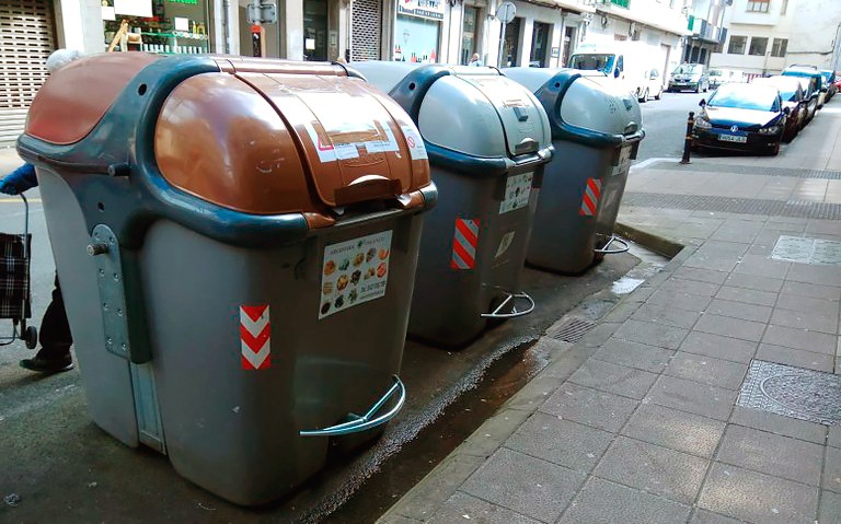 La foto muestra los pedales en una calle de Eibar