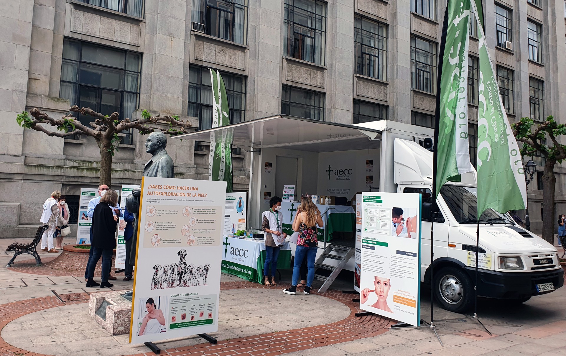 La mesa y las personas que se interesaron