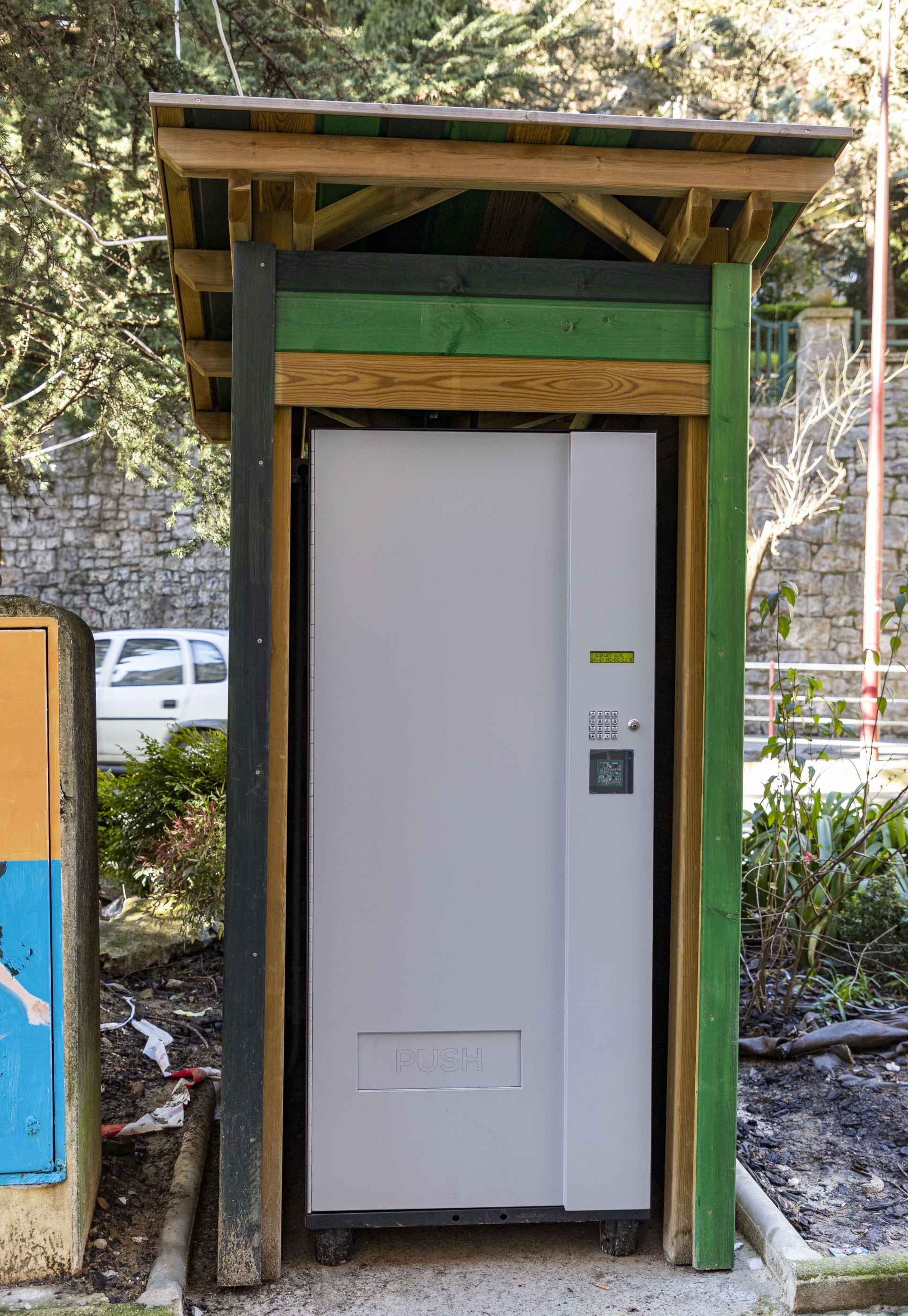 La máquina dentro del kiosko que lo protege