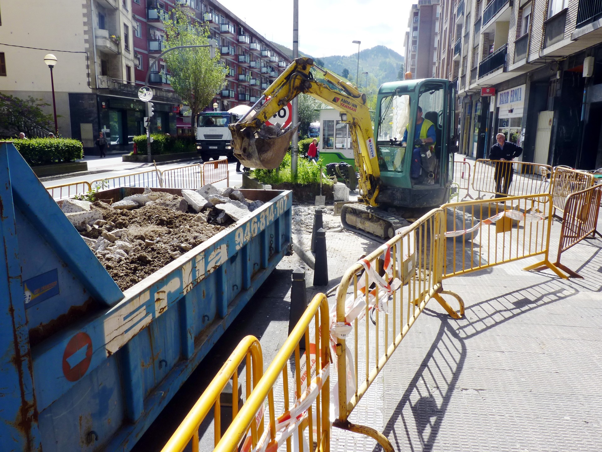 La máquina trabajando en habiltar sitio
