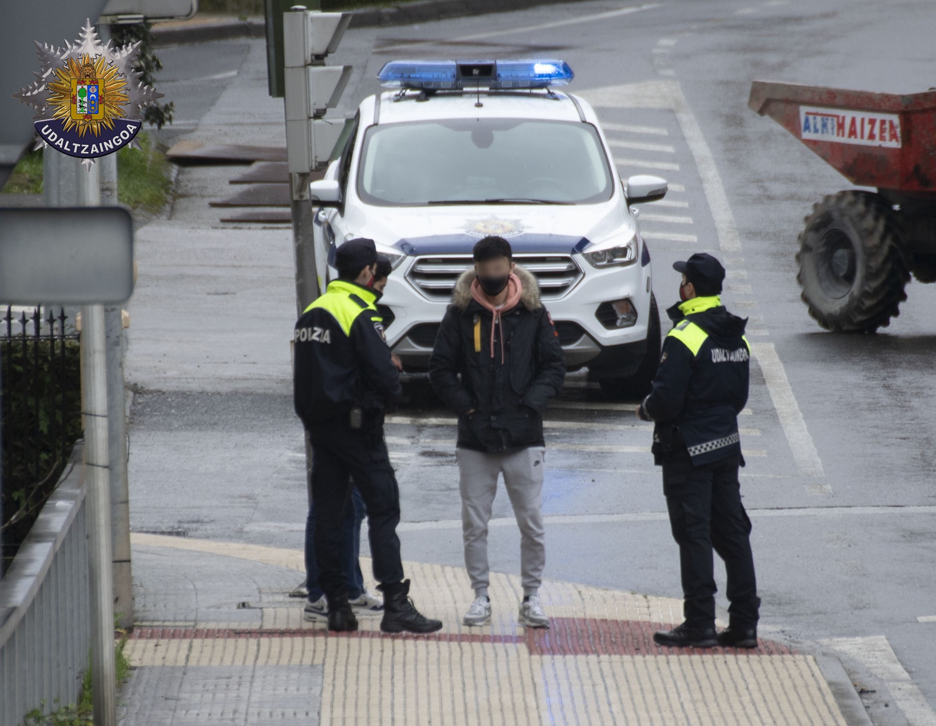 La patrula pregunta a un joven