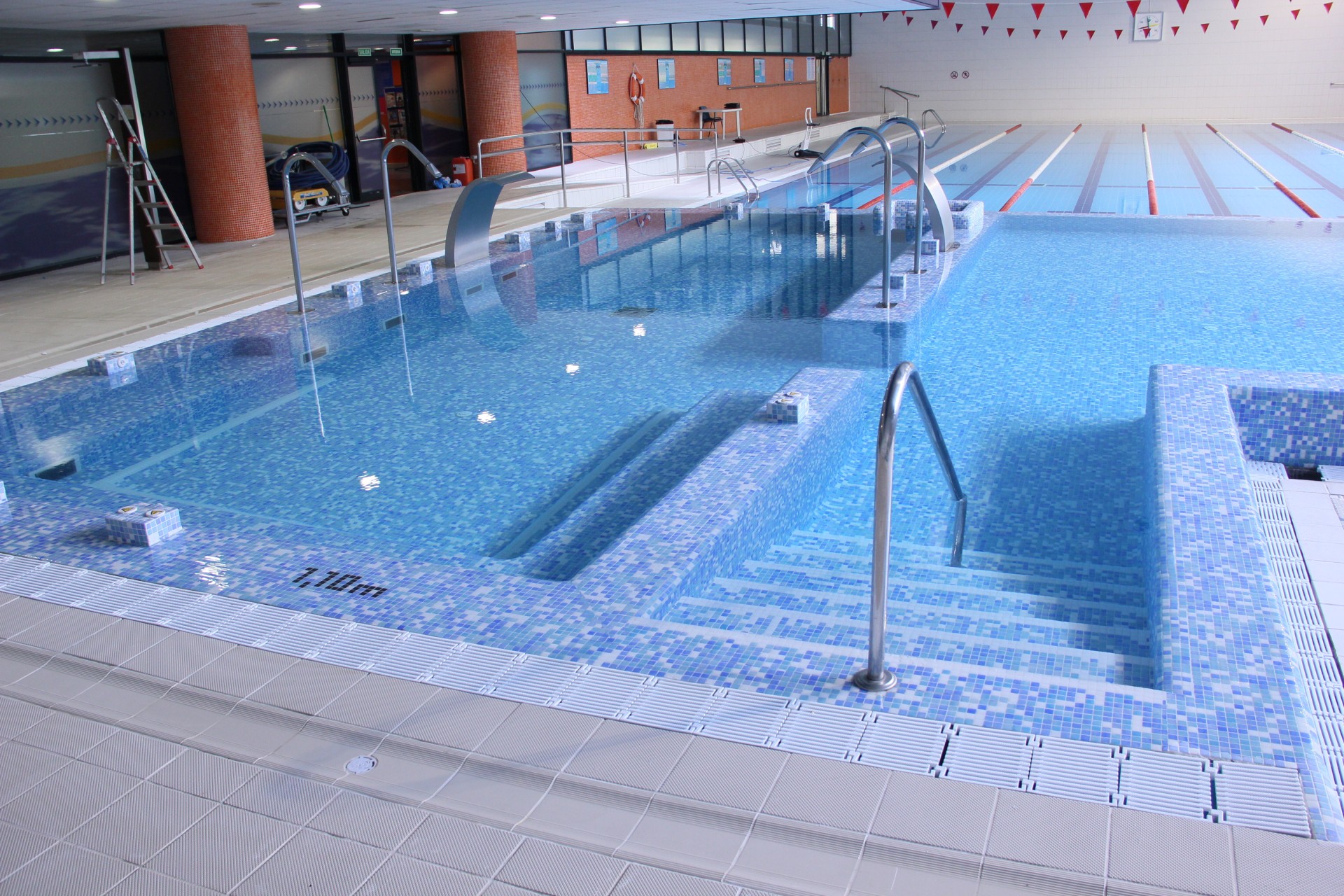 La piscina pequeña y grande recién llenadas